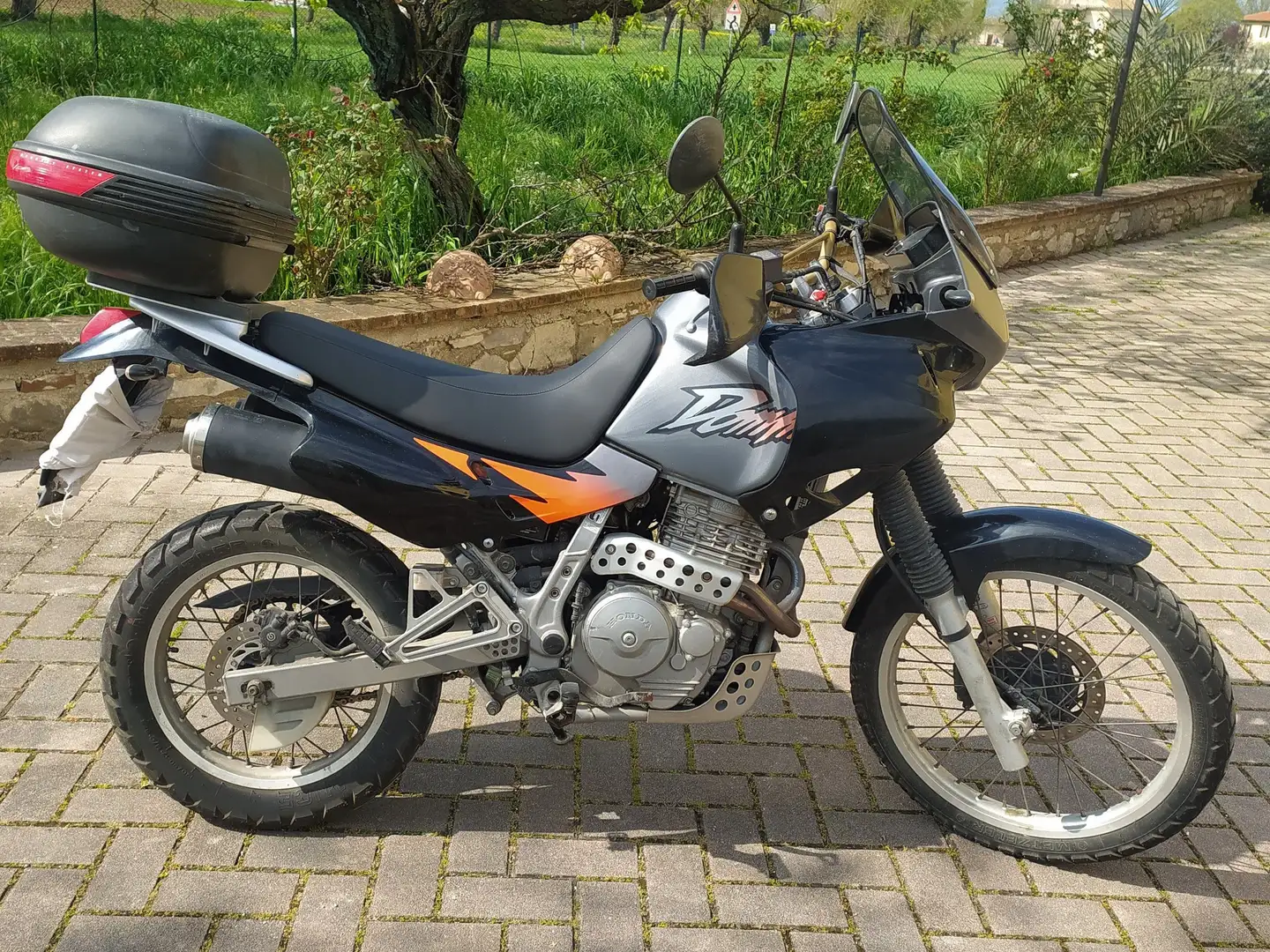 Honda Dominator 650 Černá - 2