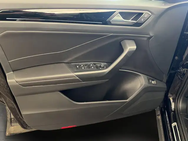 Volkswagen T-Roc view 5