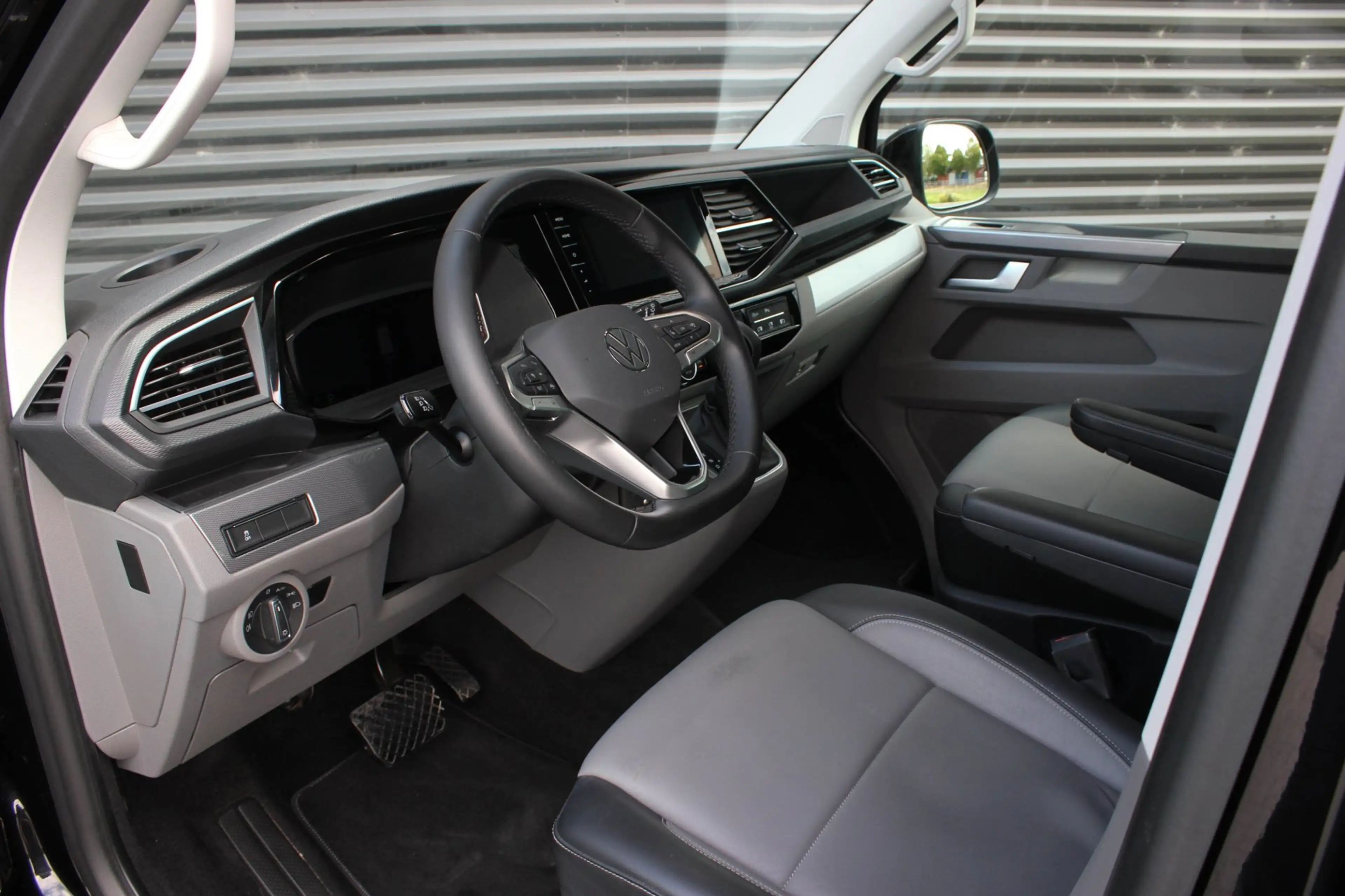 Volkswagen Transporter 2.0 TDI L2H1 CARAVELLE 204PK DC DUBBEL CABINE / EL — photo 34
