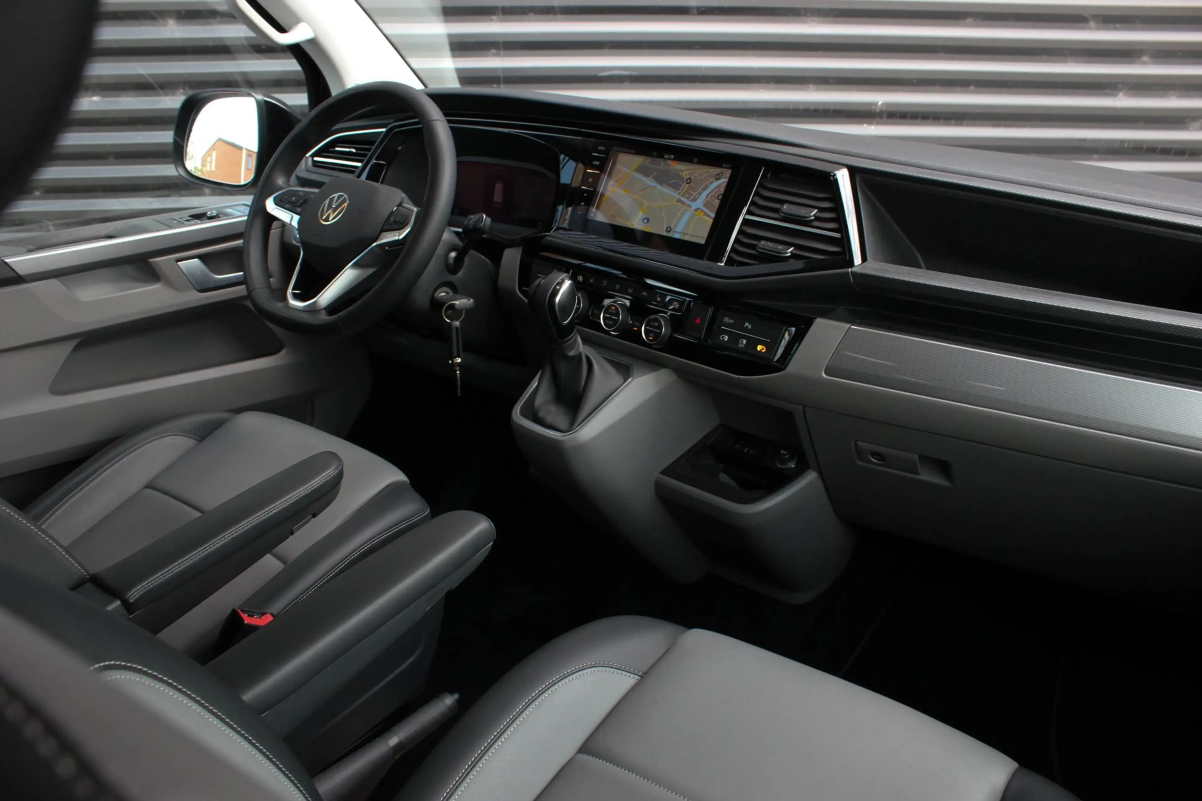 Volkswagen Transporter 2.0 TDI L2H1 CARAVELLE 204PK DC DUBBEL CABINE / EL — photo 37