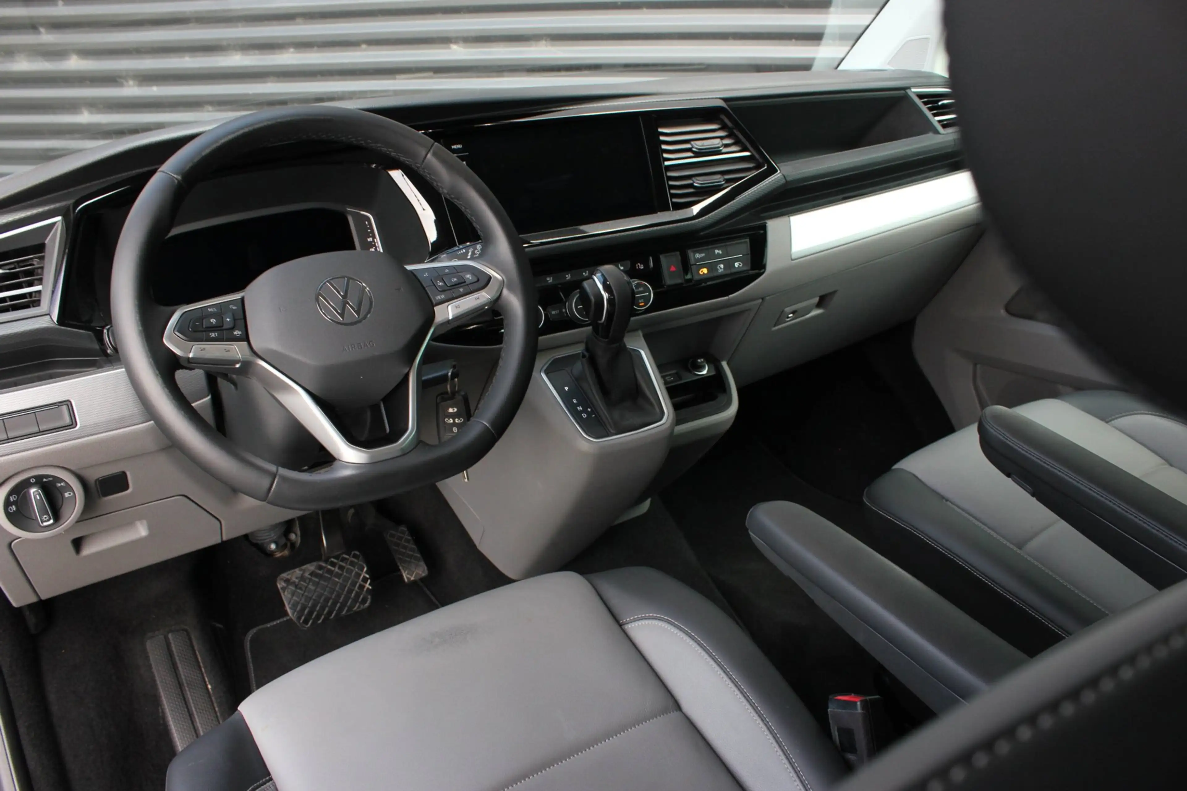 Volkswagen Transporter 2.0 TDI L2H1 CARAVELLE 204PK DC DUBBEL CABINE / EL — photo 35
