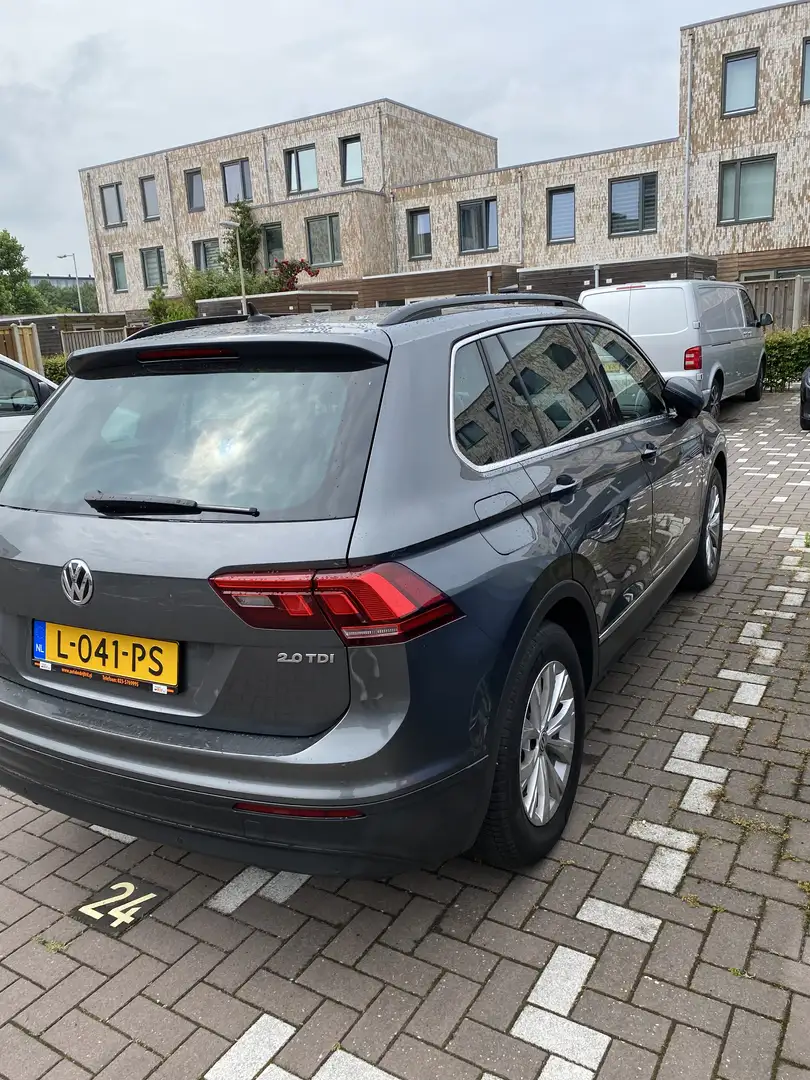 Volkswagen Tiguan 2.0 TDI CL Bns Grijs - 1