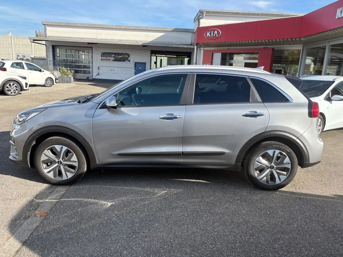 Kia Niro e-Niro Vision 64kWh 3PH LED PLUS AHK Grau - 2