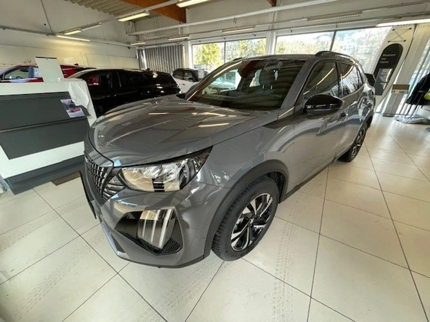 Peugeot 2008 Hybrid 136 Allure Grau - 2