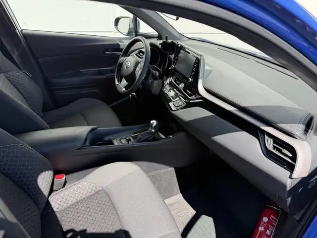 Toyota C-HR view 19