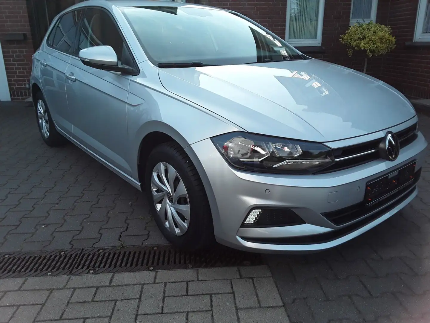 Volkswagen Polo VI Comfortline Silber - 1