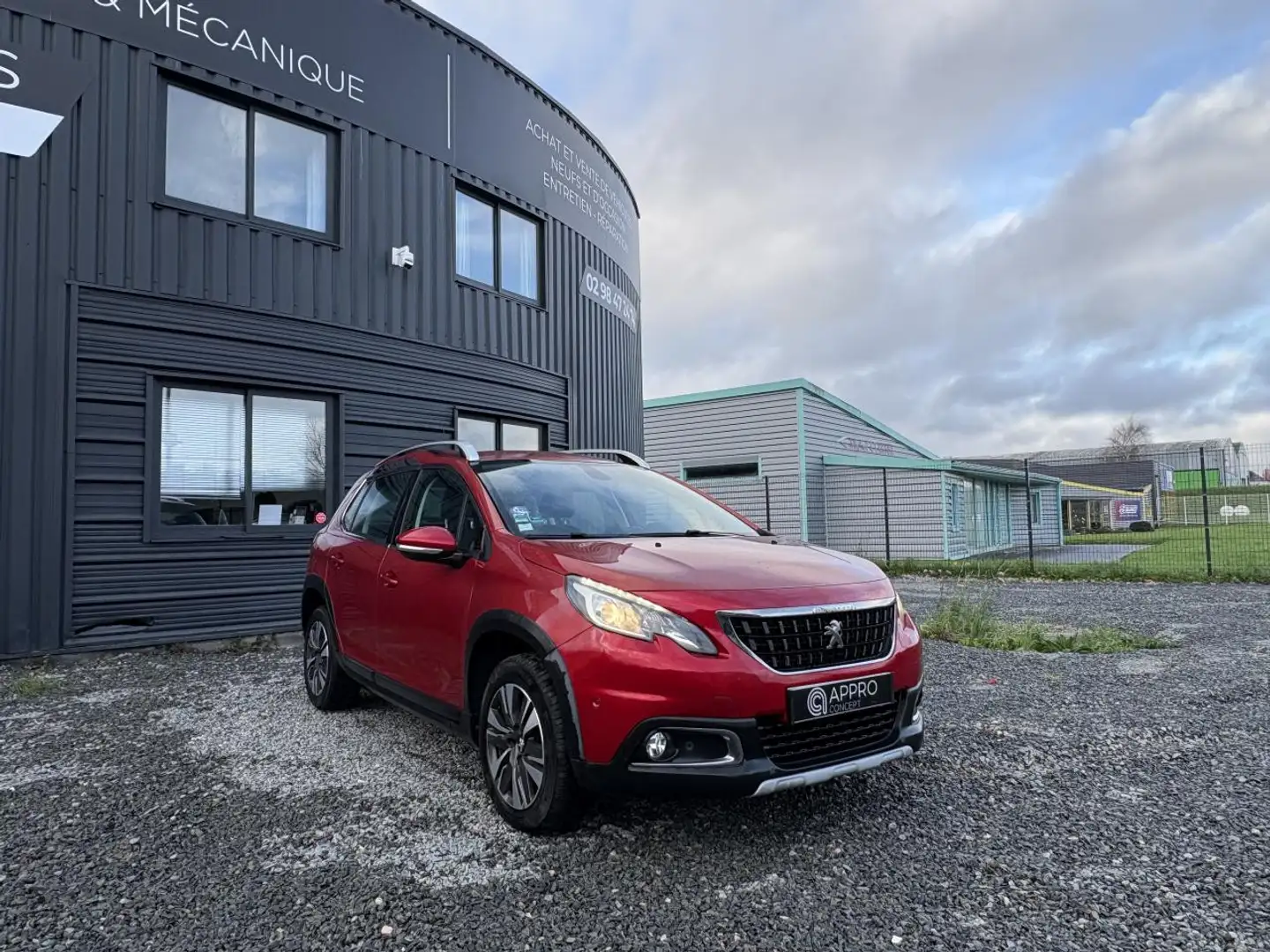 Peugeot 2008 1.2i PureTech 12 V S\u0026S - 110 - BV EAT6  Allure PHASE 2 Rouge - 2