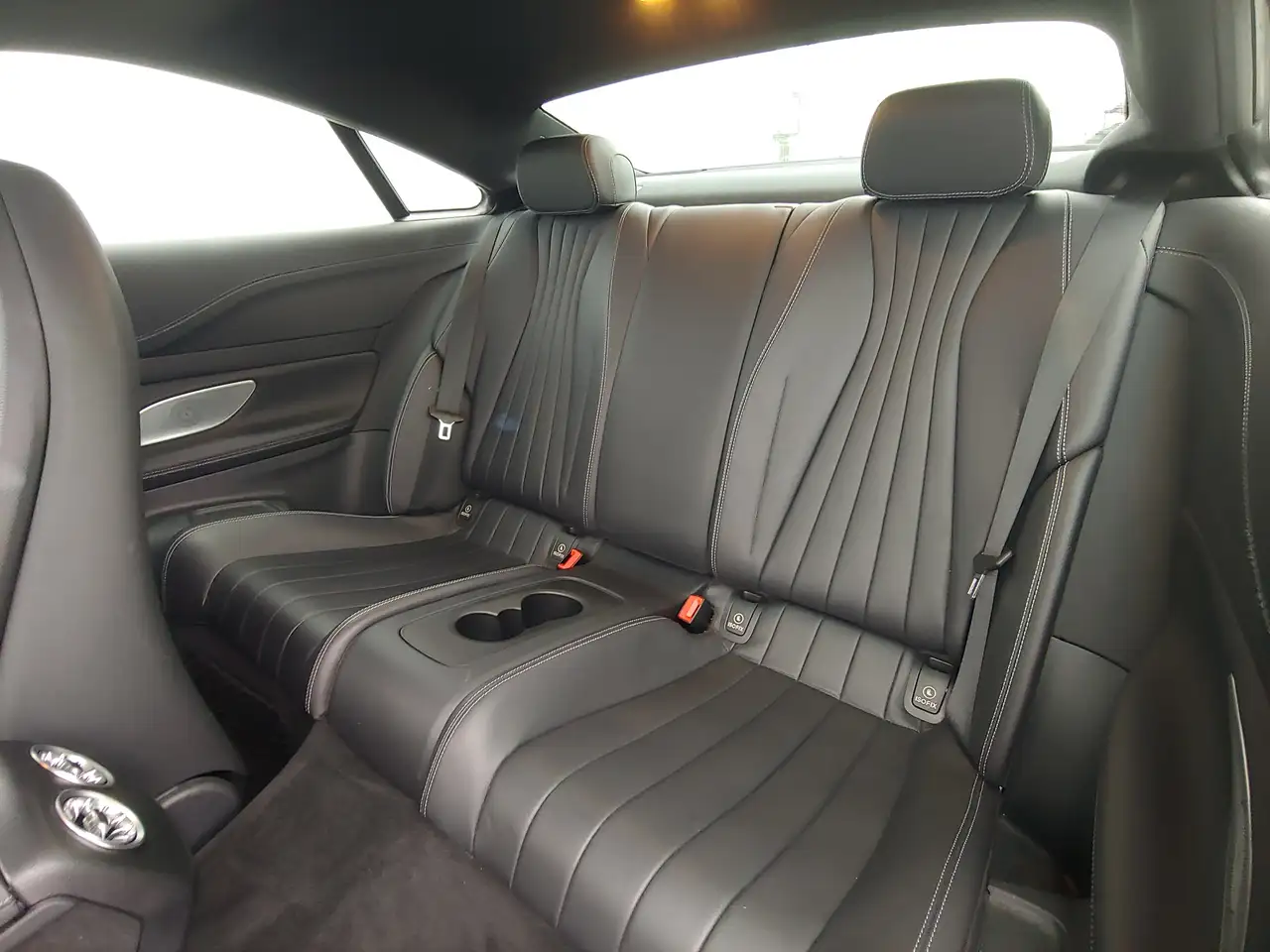 Mercedes-Benz E-Class снимка Mercedes-Benz E-Class