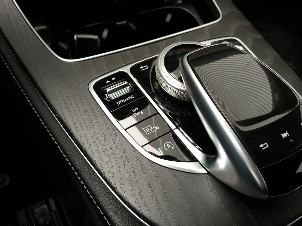 Mercedes-Benz E-Class снимка Mercedes-Benz E-Class