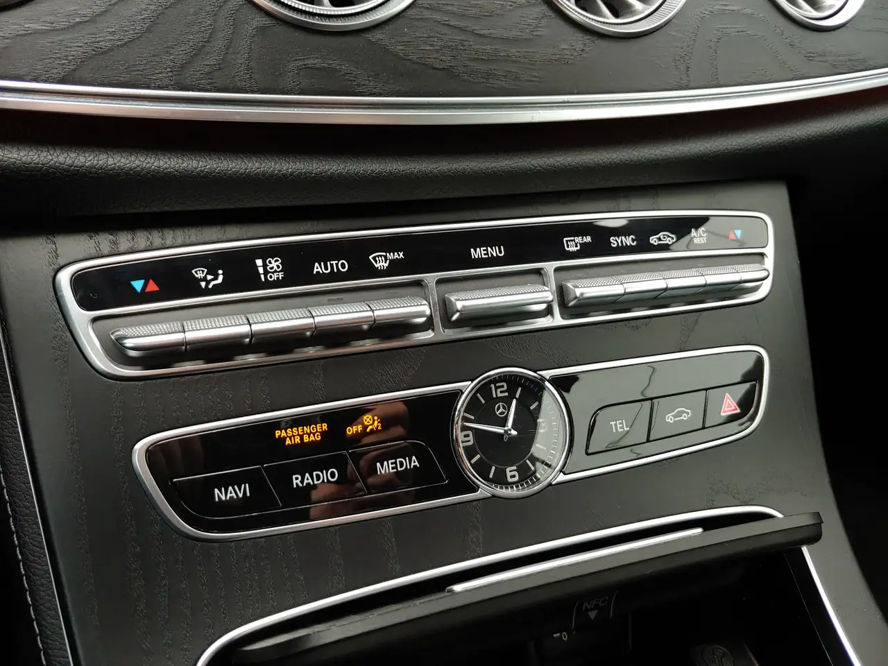Mercedes-Benz E-Class снимка Mercedes-Benz E-Class