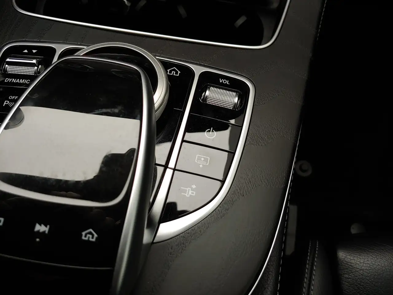 Mercedes-Benz E-Class снимка Mercedes-Benz E-Class