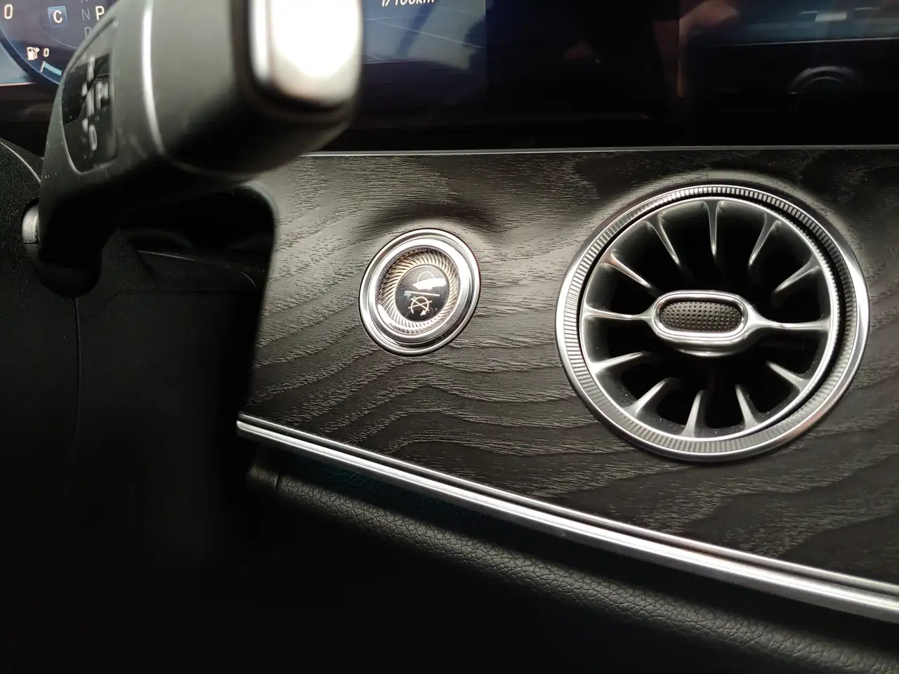 Mercedes-Benz E-Class снимка Mercedes-Benz E-Class