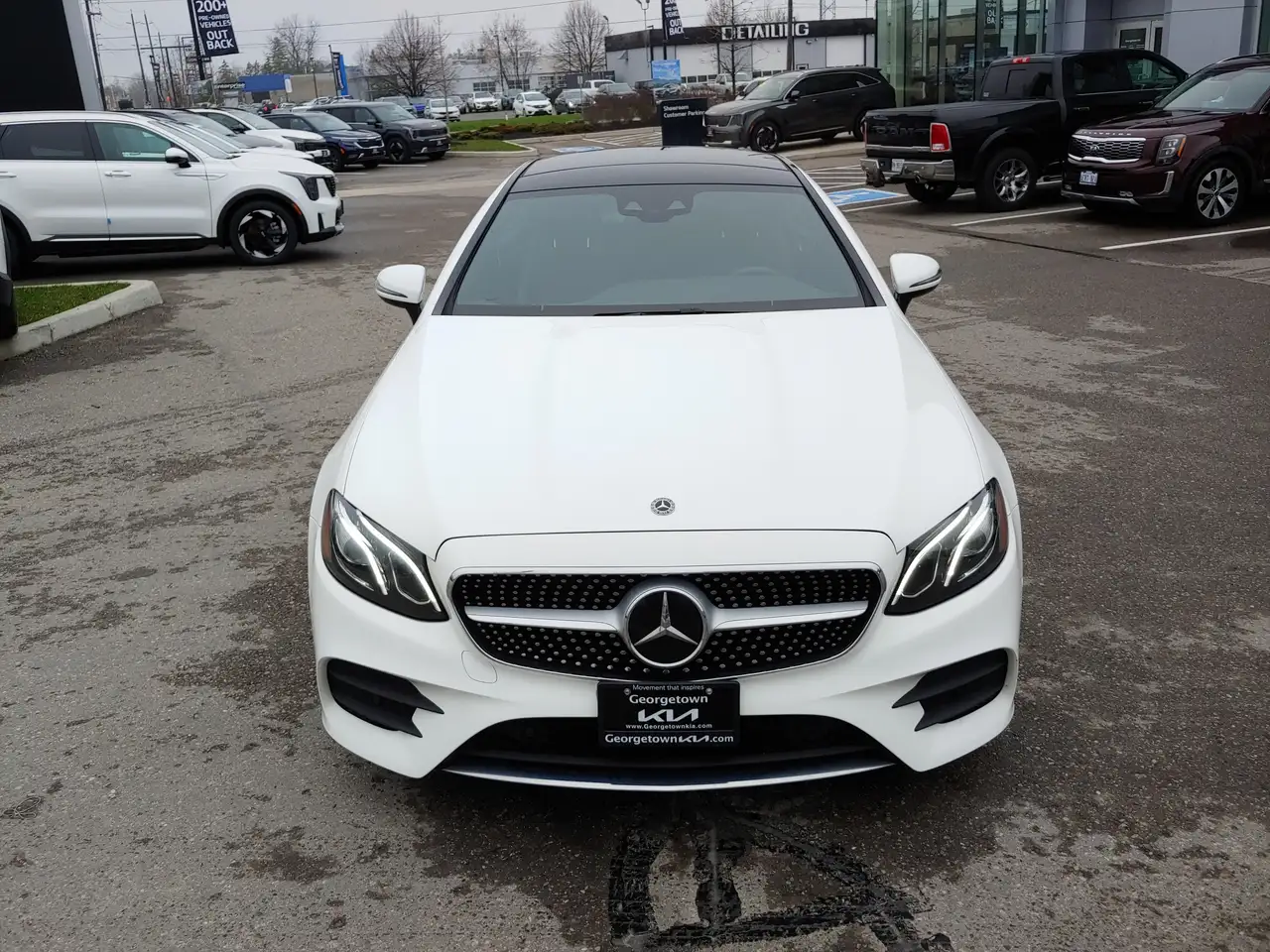 Mercedes-Benz E-Class снимка Mercedes-Benz E-Class