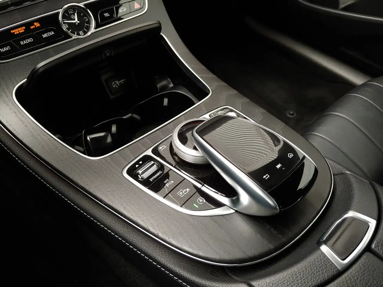 Mercedes-Benz E-Class снимка Mercedes-Benz E-Class