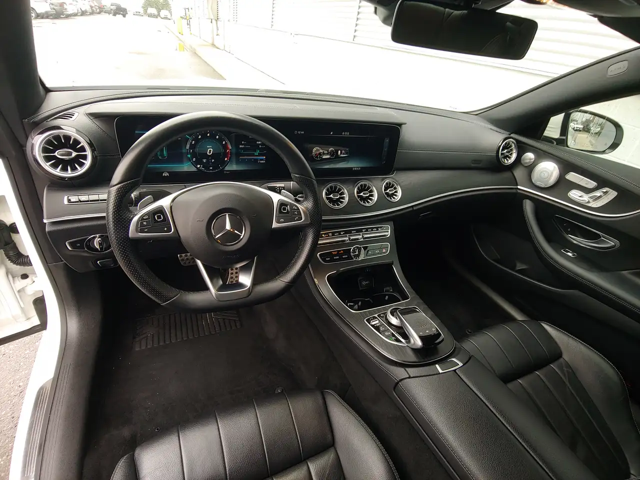 Mercedes-Benz E-Class снимка Mercedes-Benz E-Class