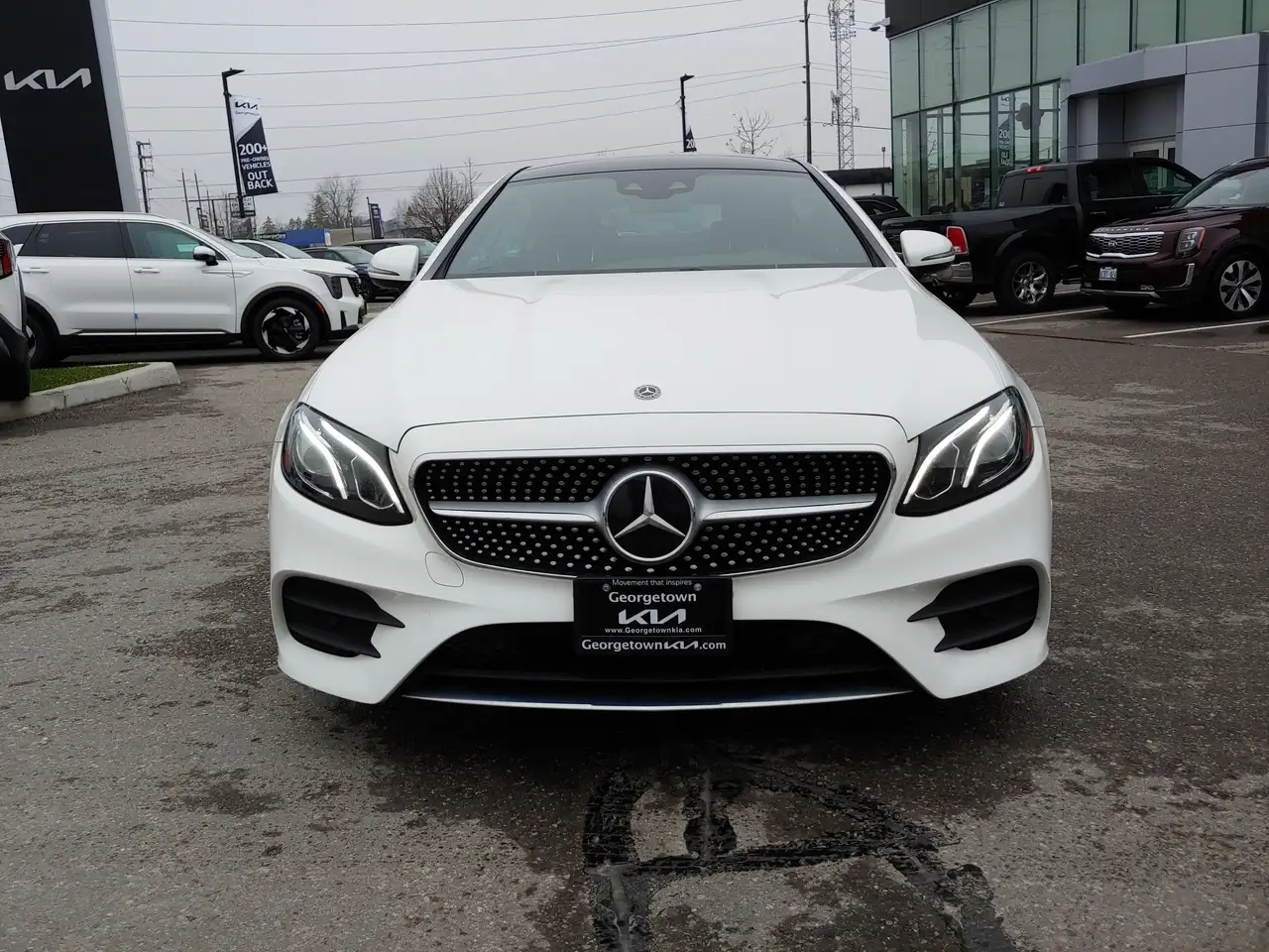 Mercedes-Benz E-Class снимка Mercedes-Benz E-Class