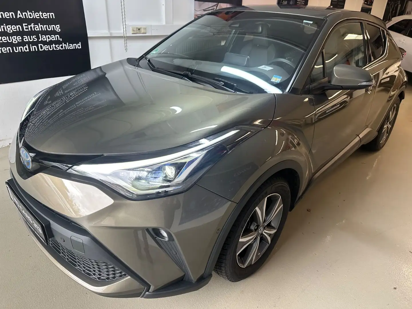 Toyota C-HR Hybrid Lounge 2,0 JBL Braun - 1