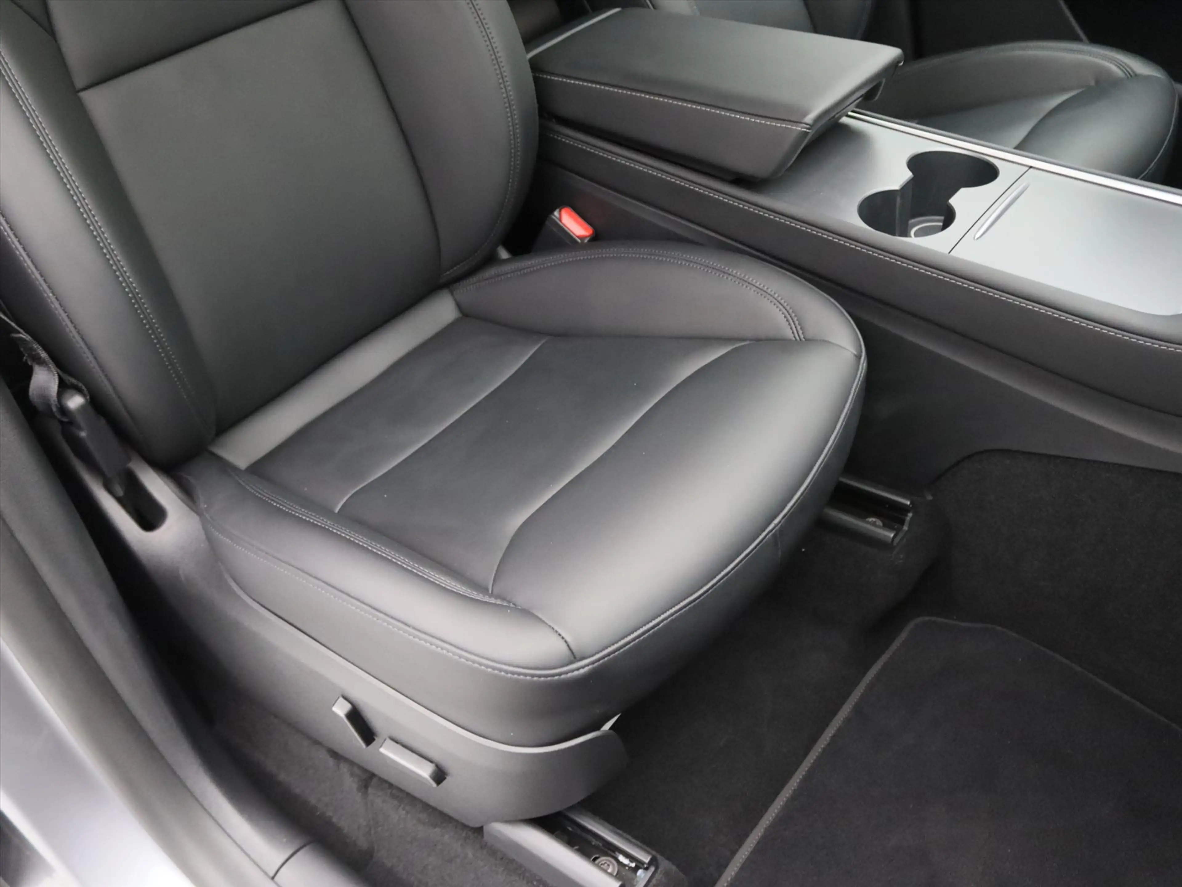 Tesla Model Y Long Range AWD 75kWh 351pk 93.7% SoH [ AMD RYZEN+A — photo 18