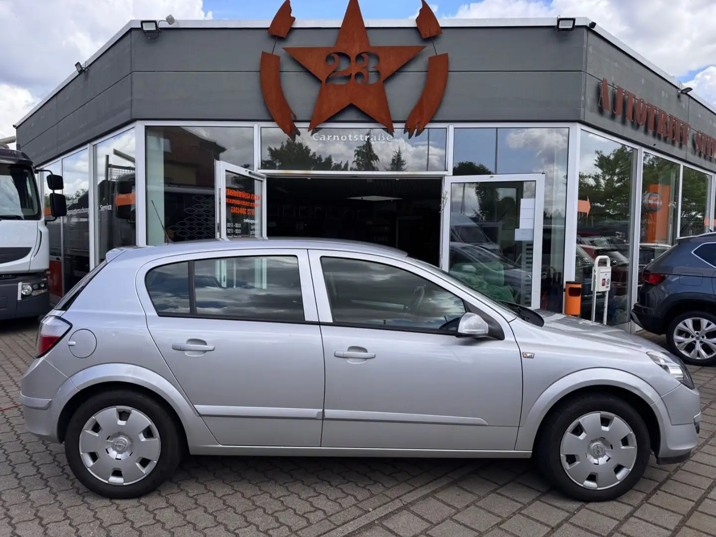 Opel Astra H Lim. Edition -1.Hand 90jahriger Silver - 1