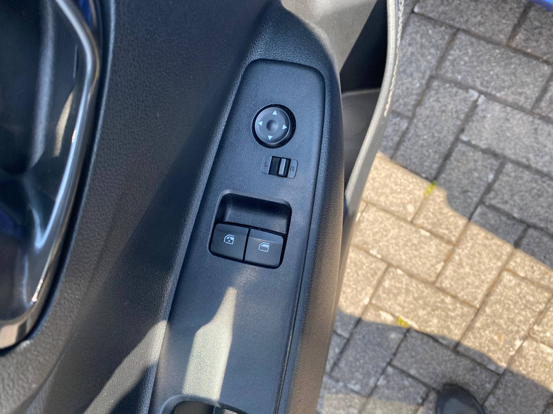 Hyundai i10 1.2 ALLWETTERREIFEN APPLE&ANDROID Klimaautomatik Lenkrad&Sitzheizung — photo 15