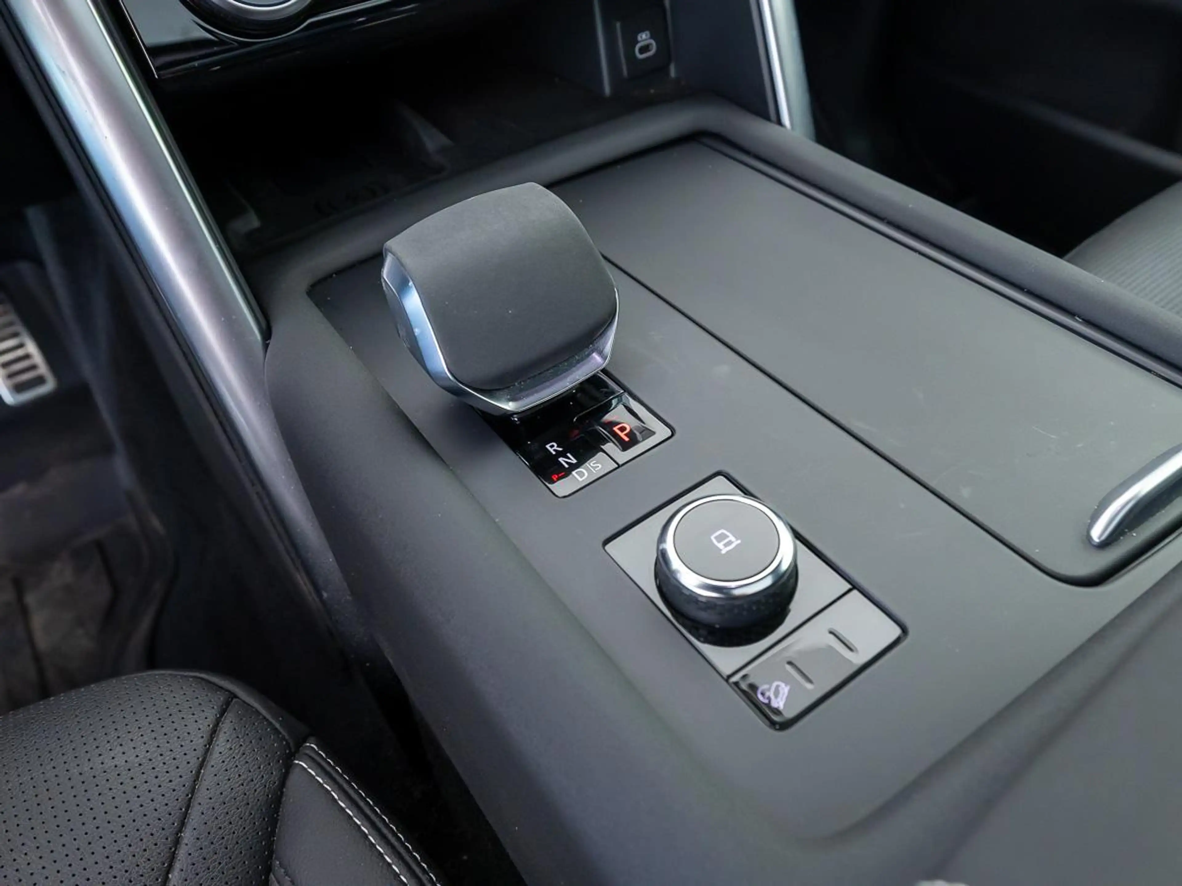 Land Rover Discovery 3.0 D250 R-Dynamic SE | Cold Climate Pack | Panora — photo 15