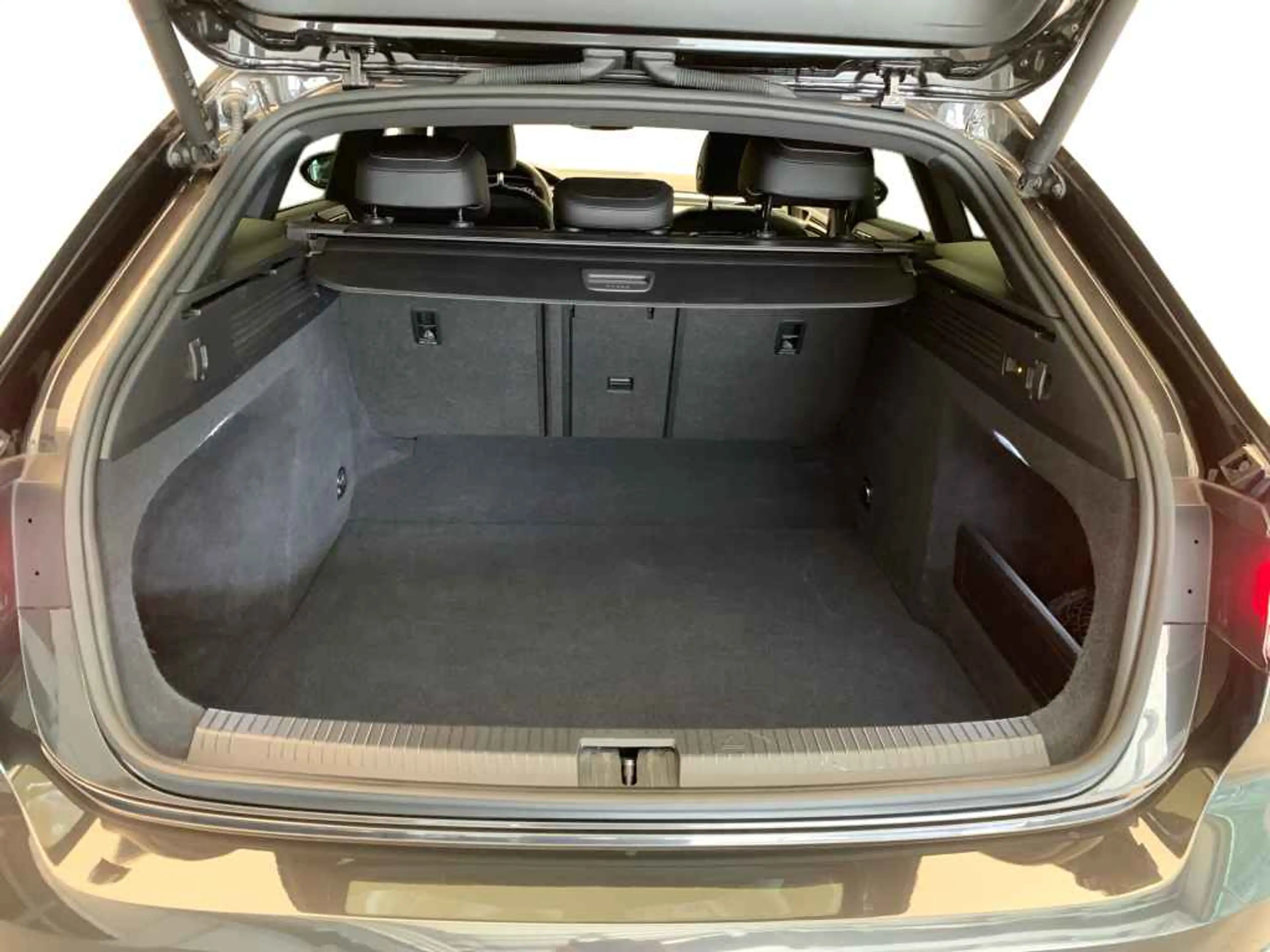 Volkswagen Arteon Shooting Brake R-Line TDI DSG *NAVI*AHK* — photo 9