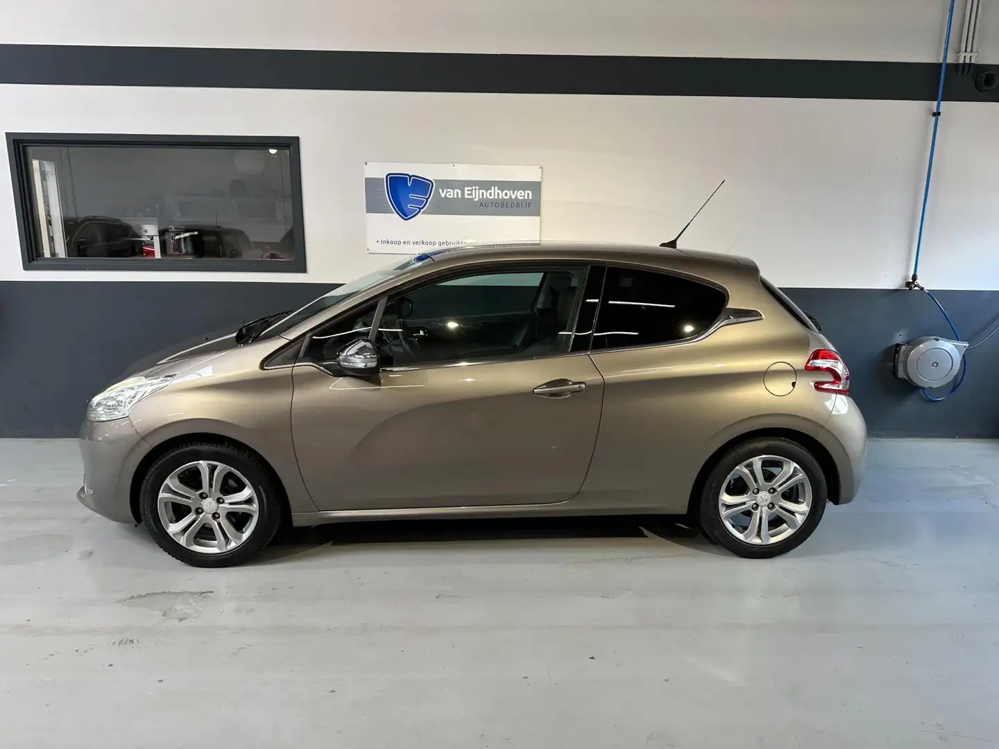 Peugeot 208 1.6 VTi Allure 120PK Navi|Lmv|Cruise Gris - 2