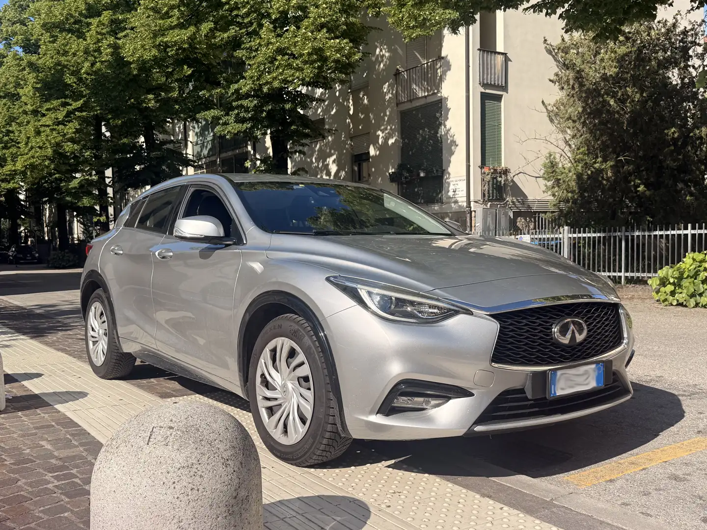 Infiniti Q30 Q30 1.5d Business 109cv Silber - 1