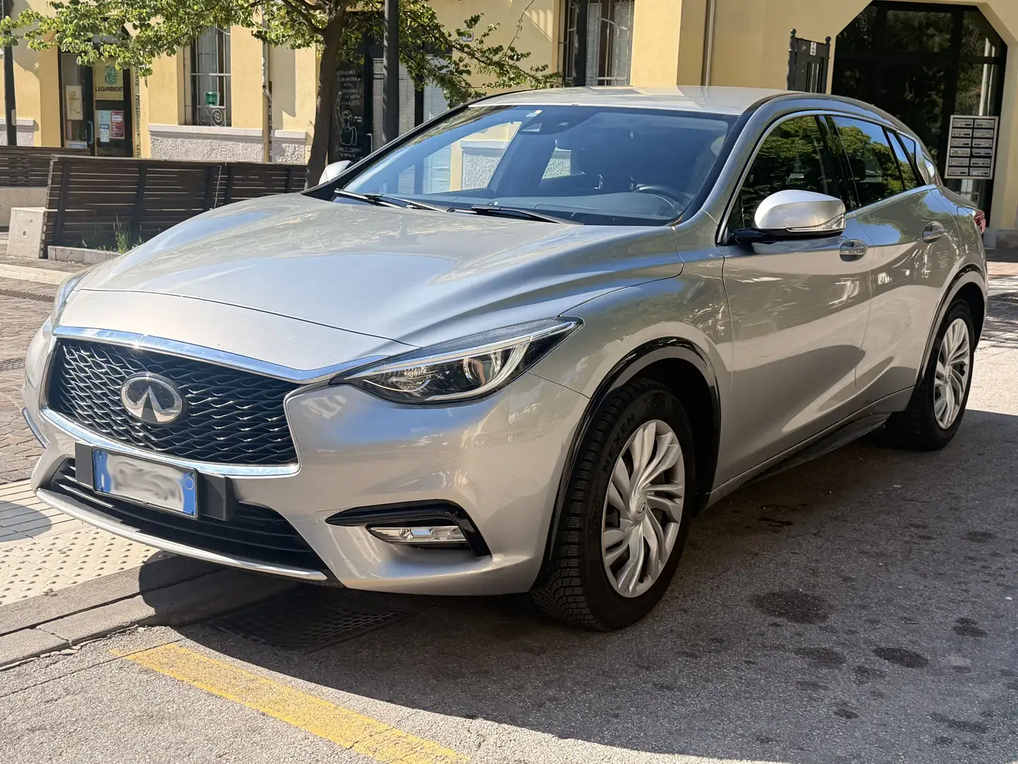 Infiniti Q30 Q30 1.5d Business 109cv Silber - 2
