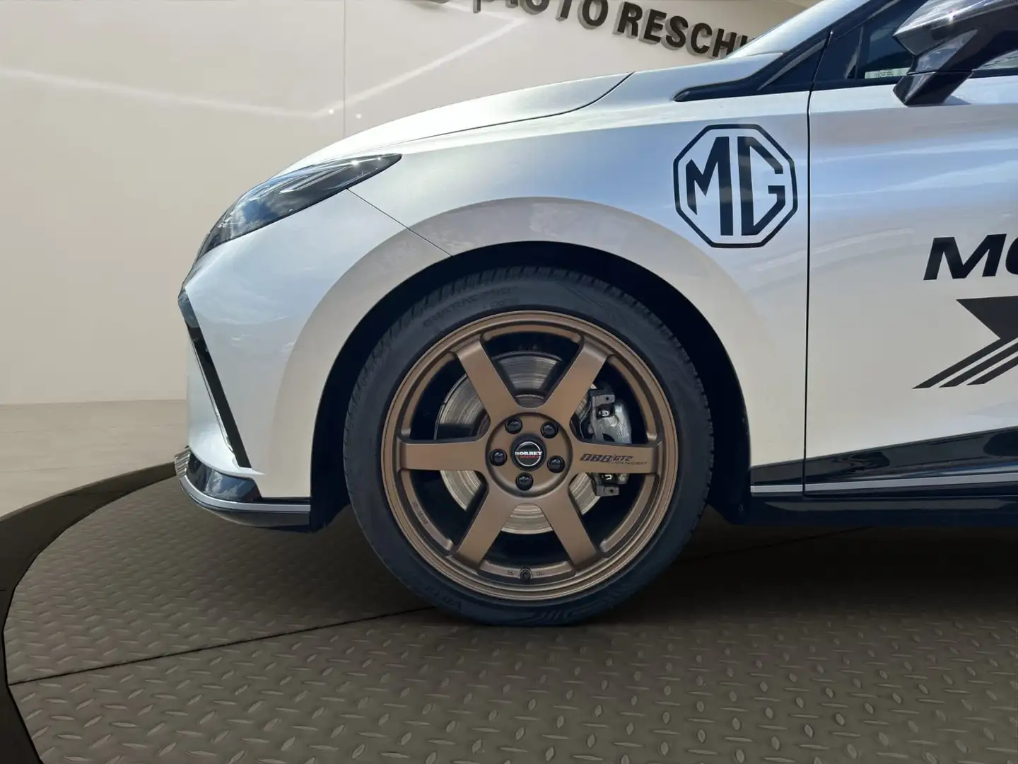 MG MG4 X-Power - / Borbet 19" / H&R Federn Plateado - 2