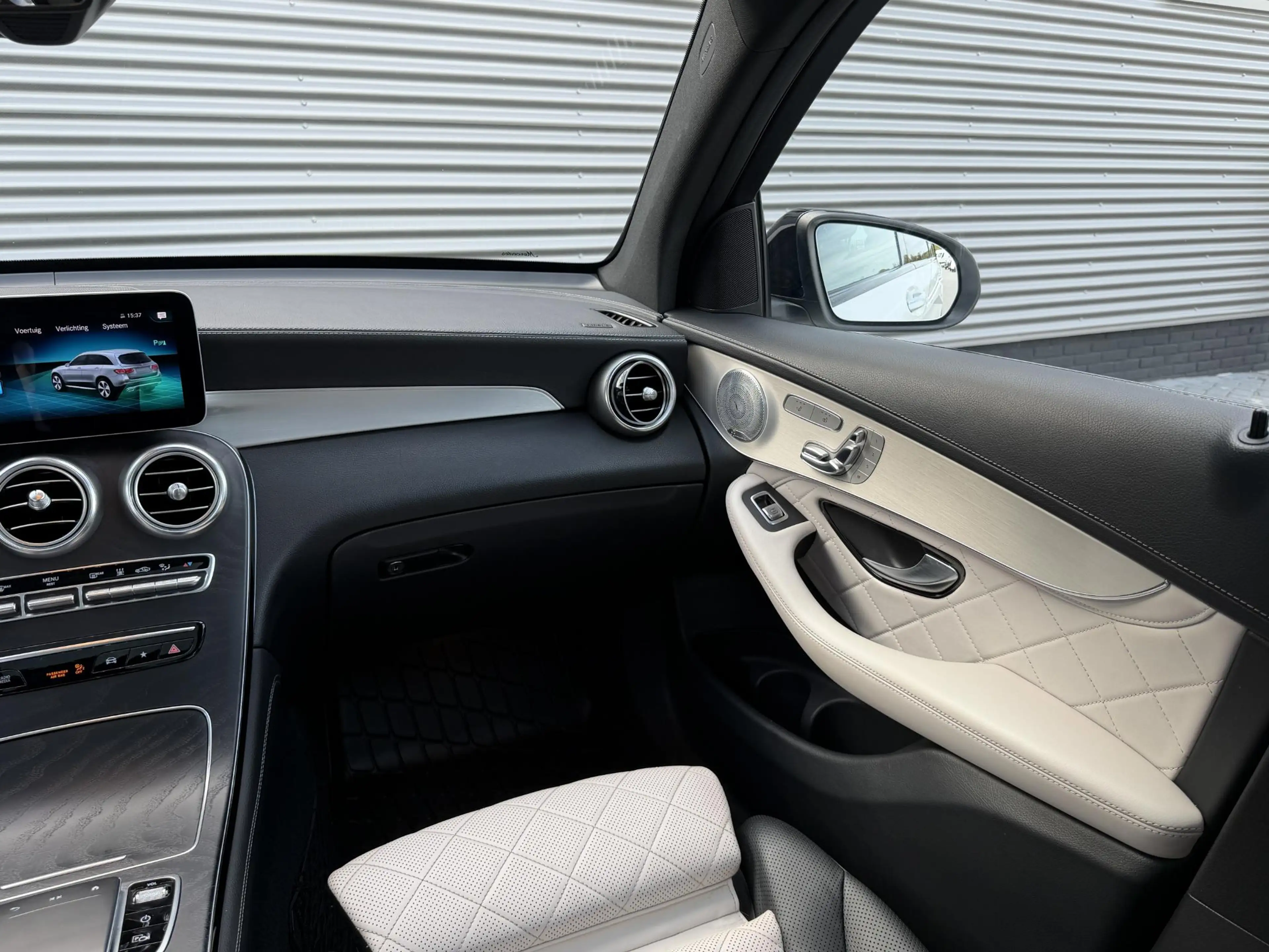 Mercedes-Benz GLC 300 4MATIC Premium Plus — photo 29