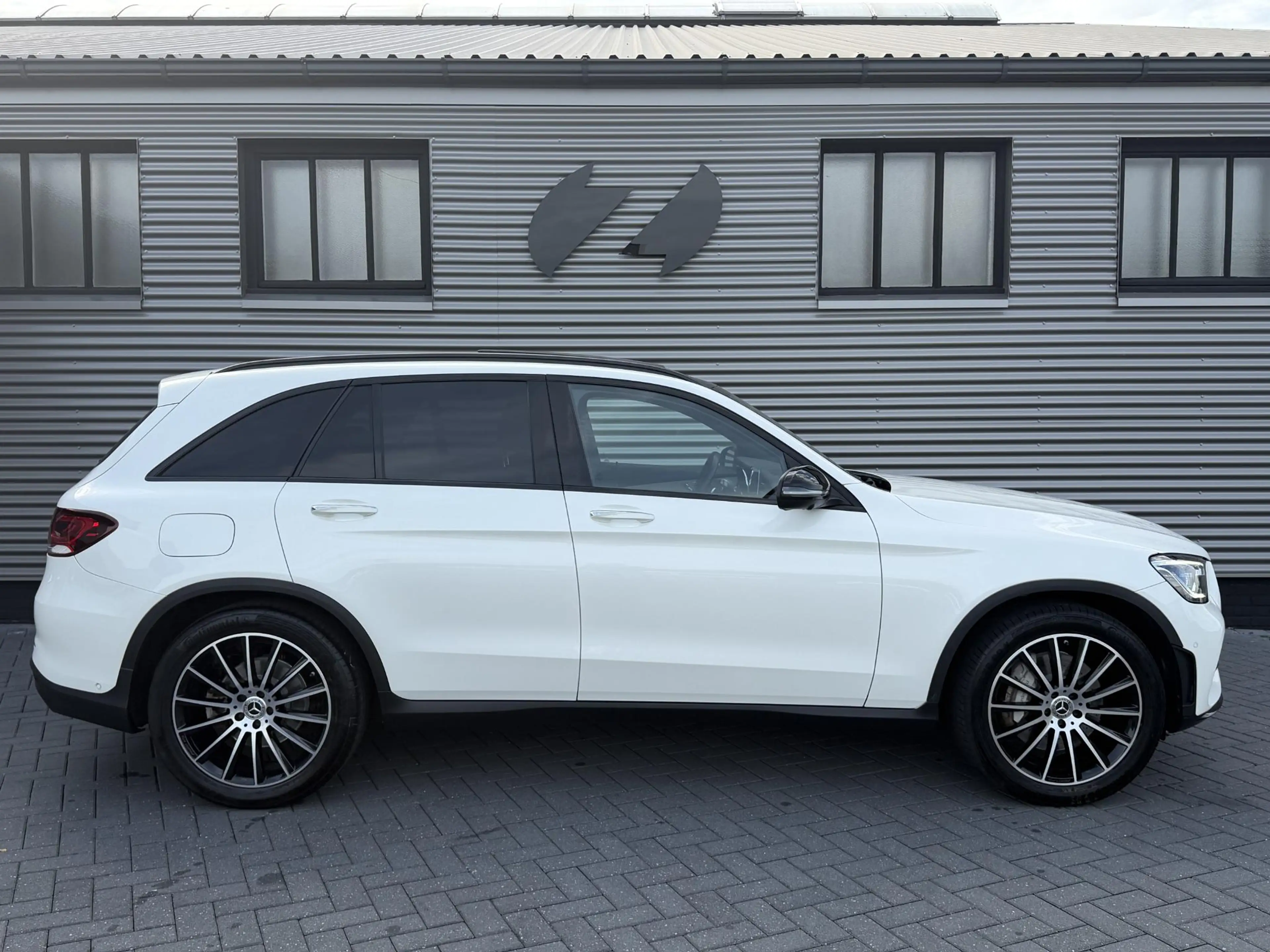 Mercedes-Benz GLC 300 4MATIC Premium Plus — photo 11