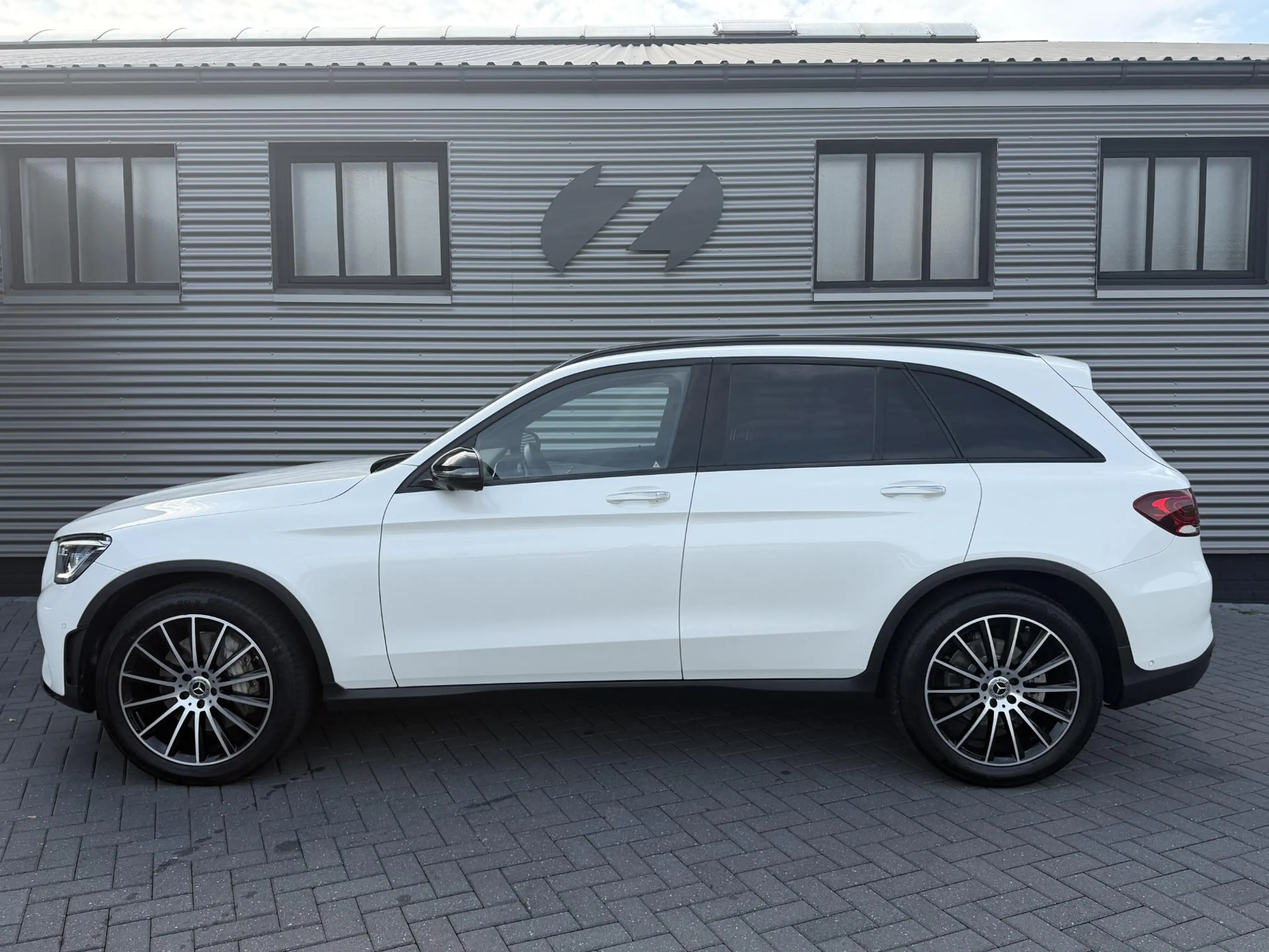 Mercedes-Benz GLC 300 4MATIC Premium Plus — photo 17