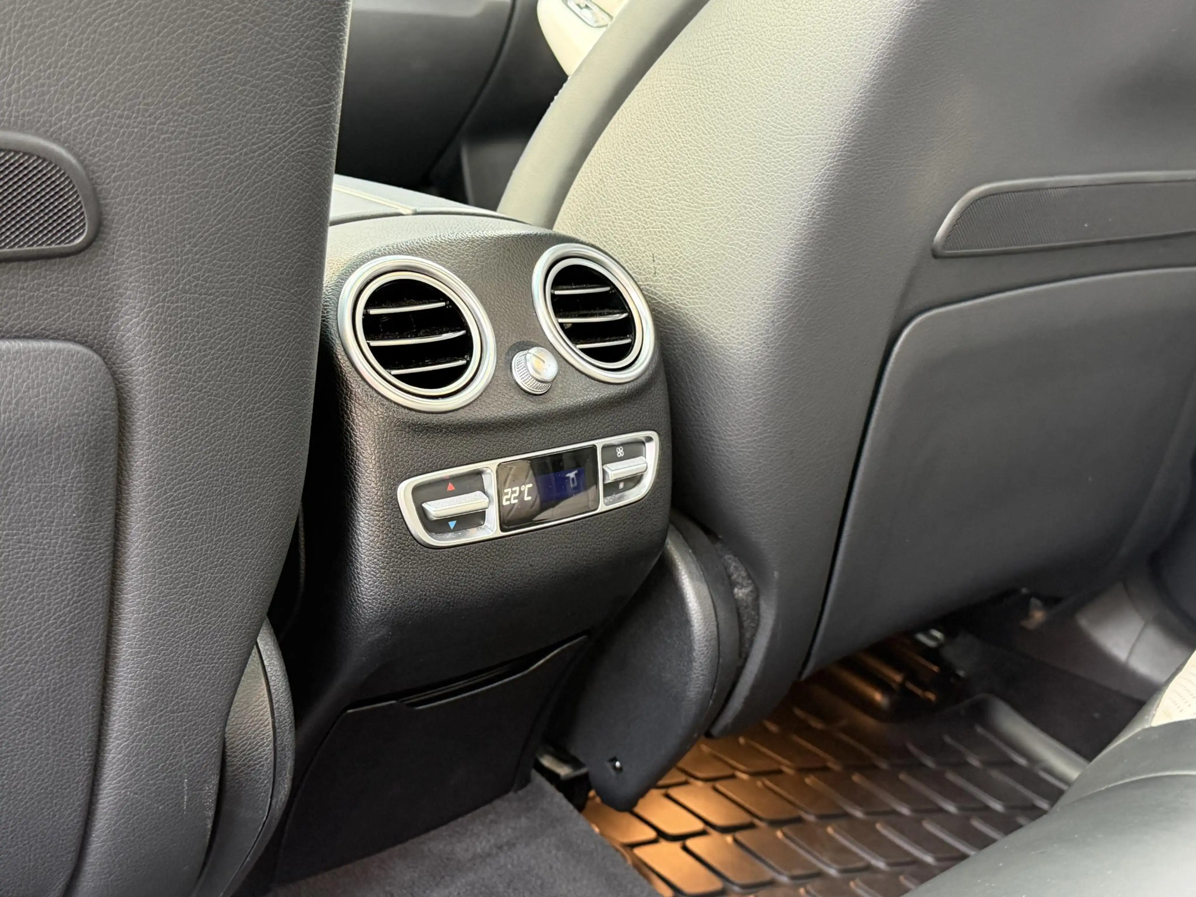 Mercedes-Benz GLC 300 4MATIC Premium Plus — photo 19