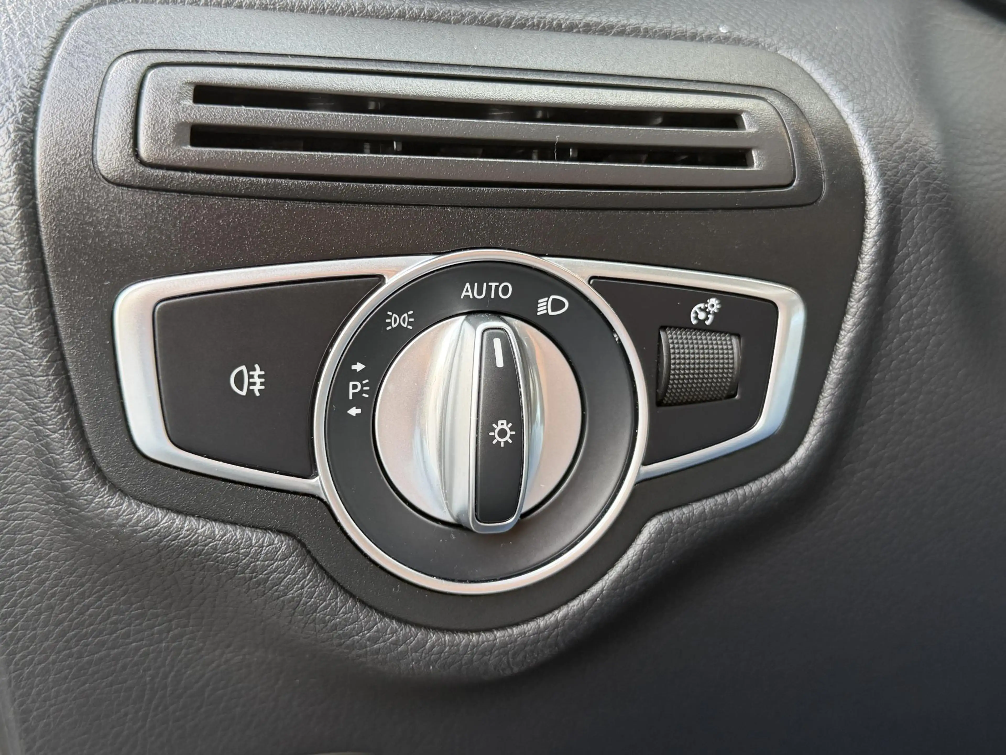 Mercedes-Benz GLC 300 4MATIC Premium Plus — photo 18