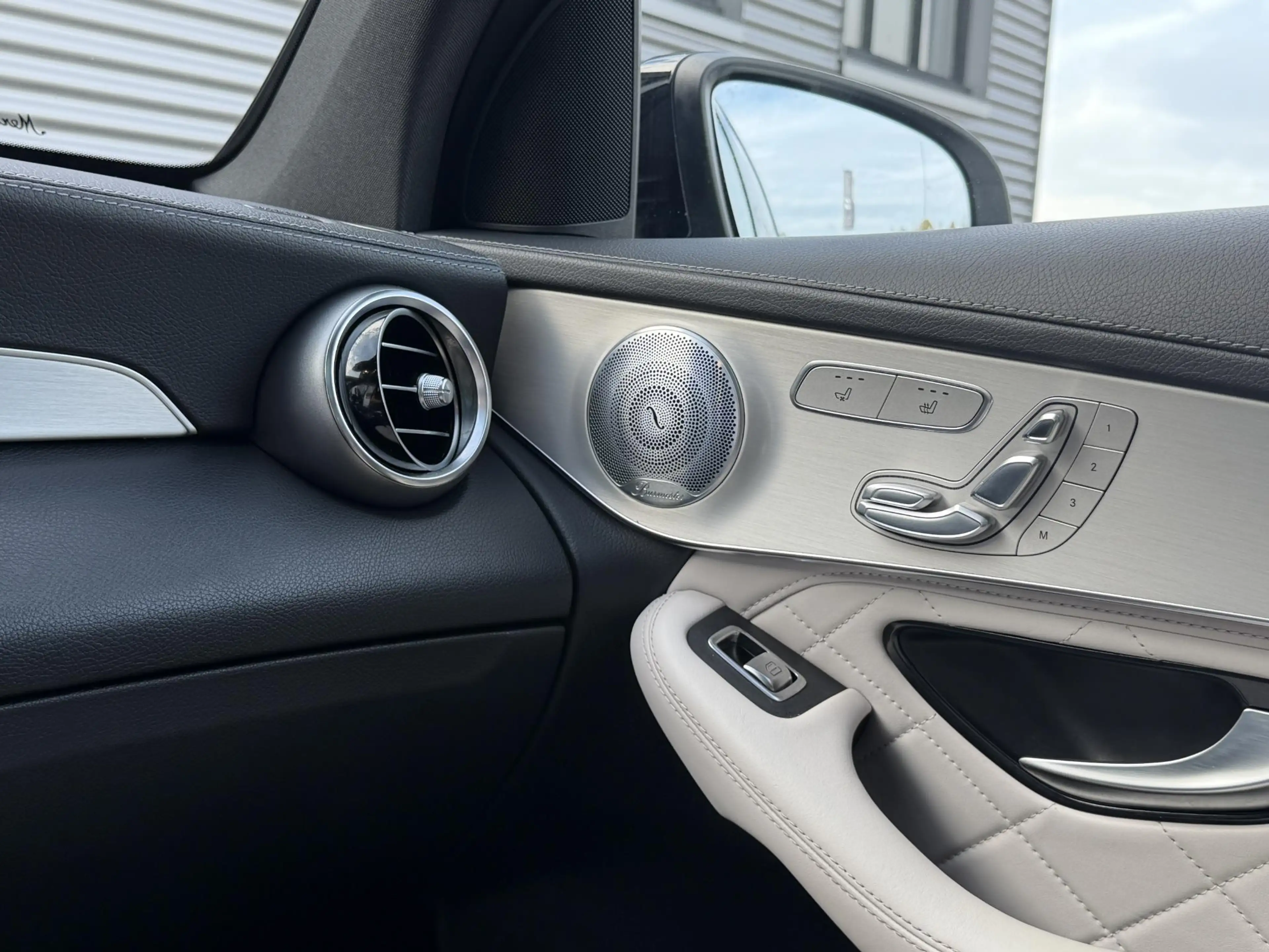 Mercedes-Benz GLC 300 4MATIC Premium Plus — photo 24