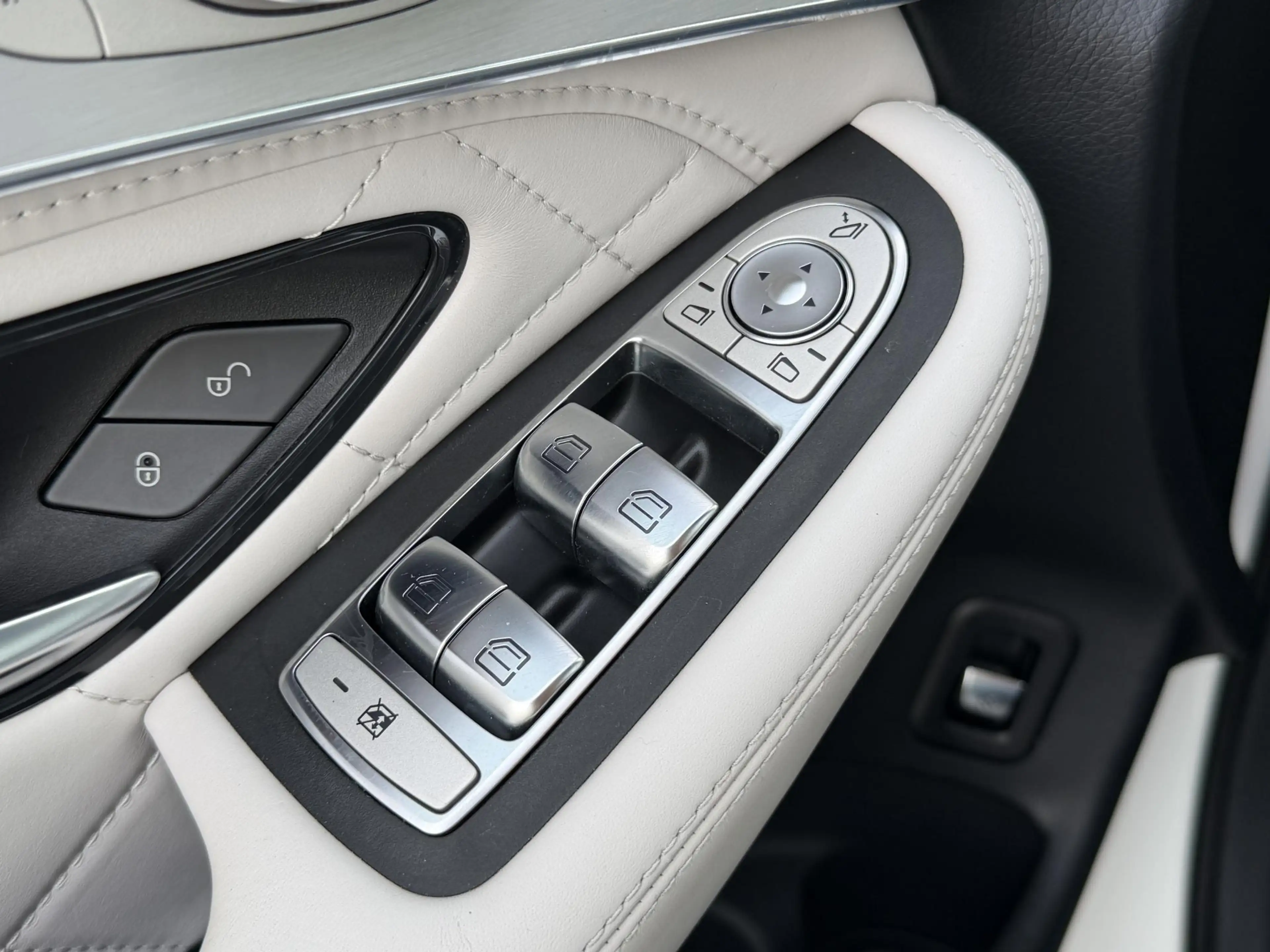 Mercedes-Benz GLC 300 4MATIC Premium Plus — photo 13