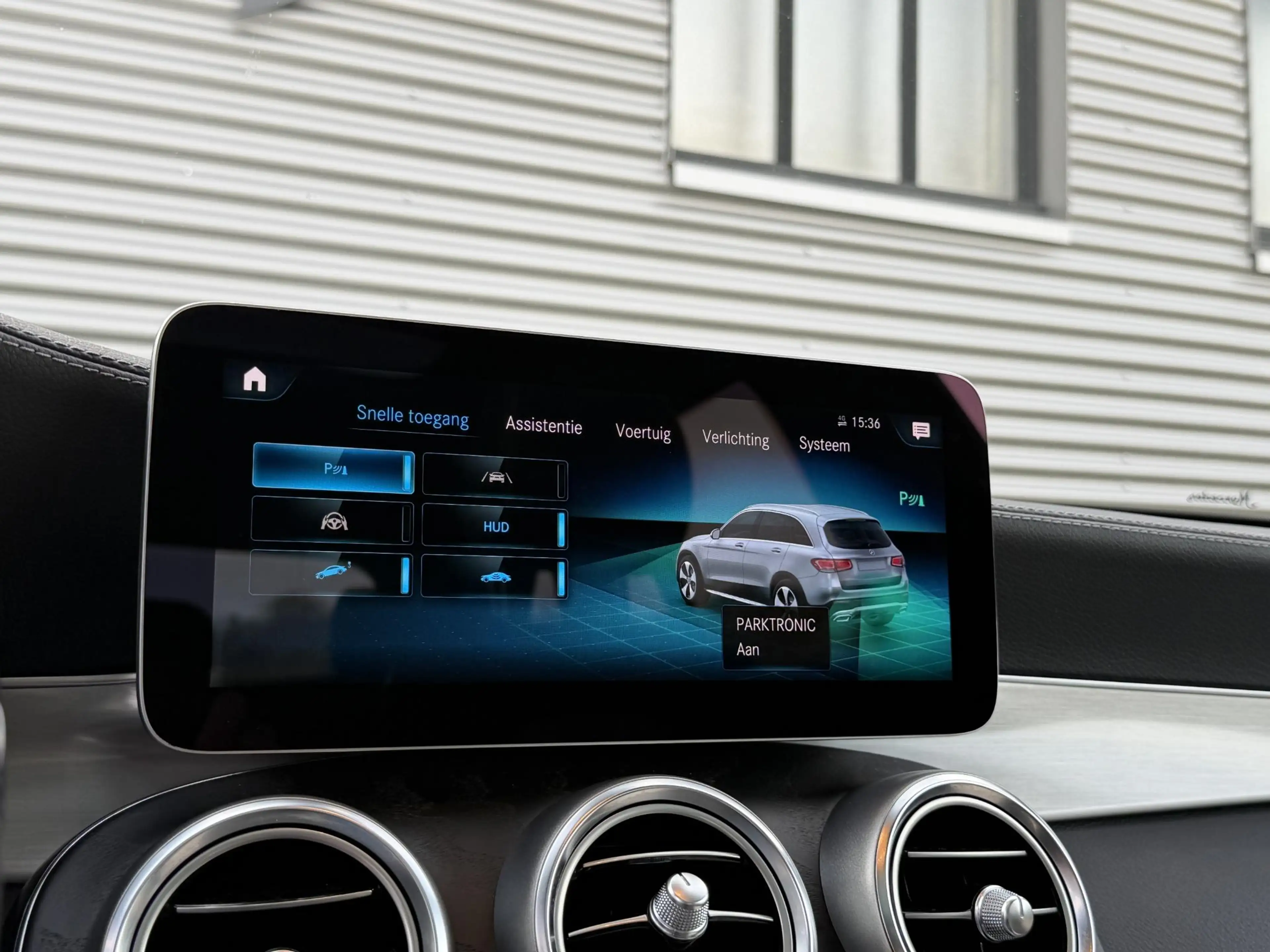 Mercedes-Benz GLC 300 4MATIC Premium Plus — photo 12