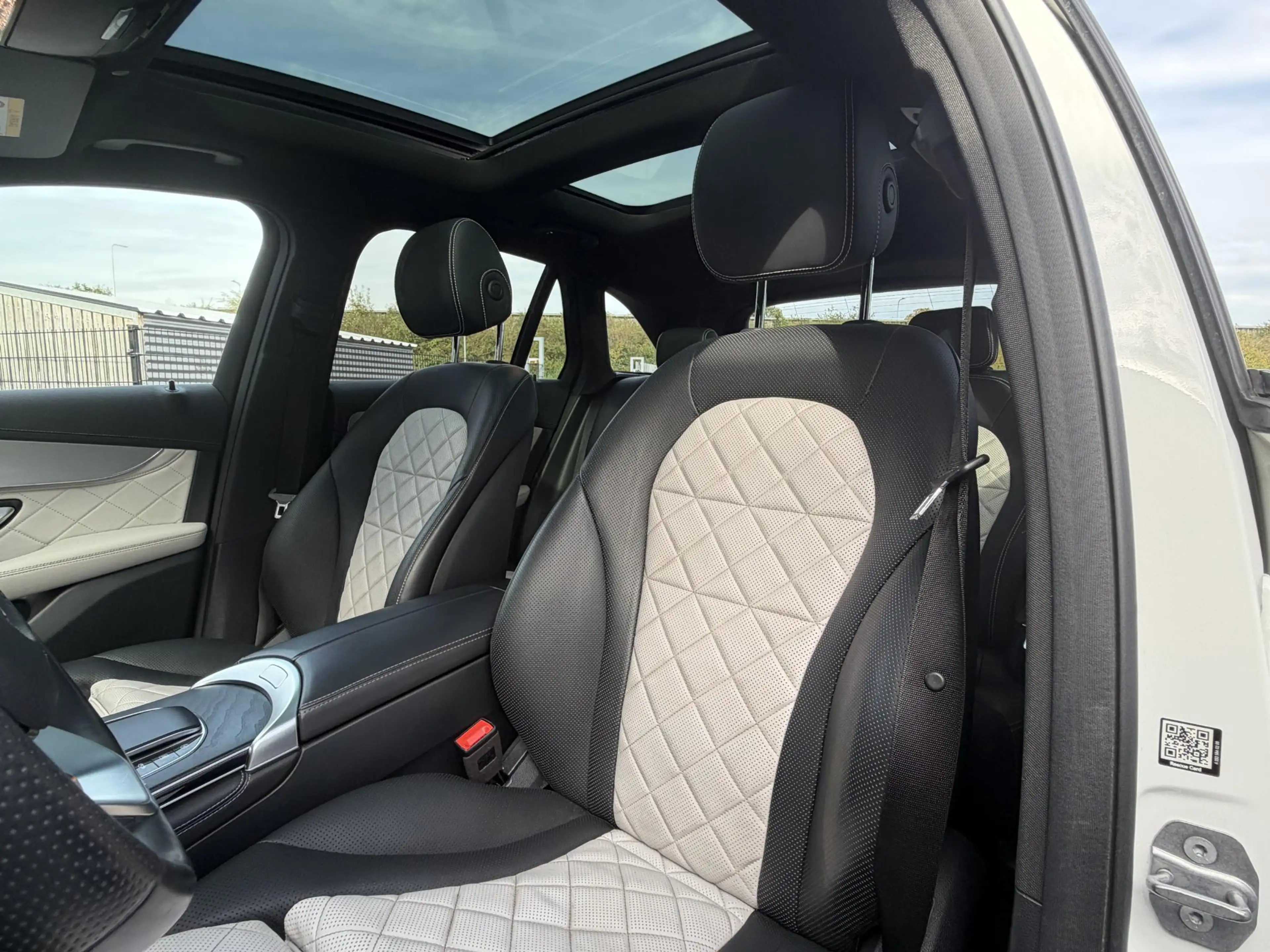 Mercedes-Benz GLC 300 4MATIC Premium Plus — photo 33