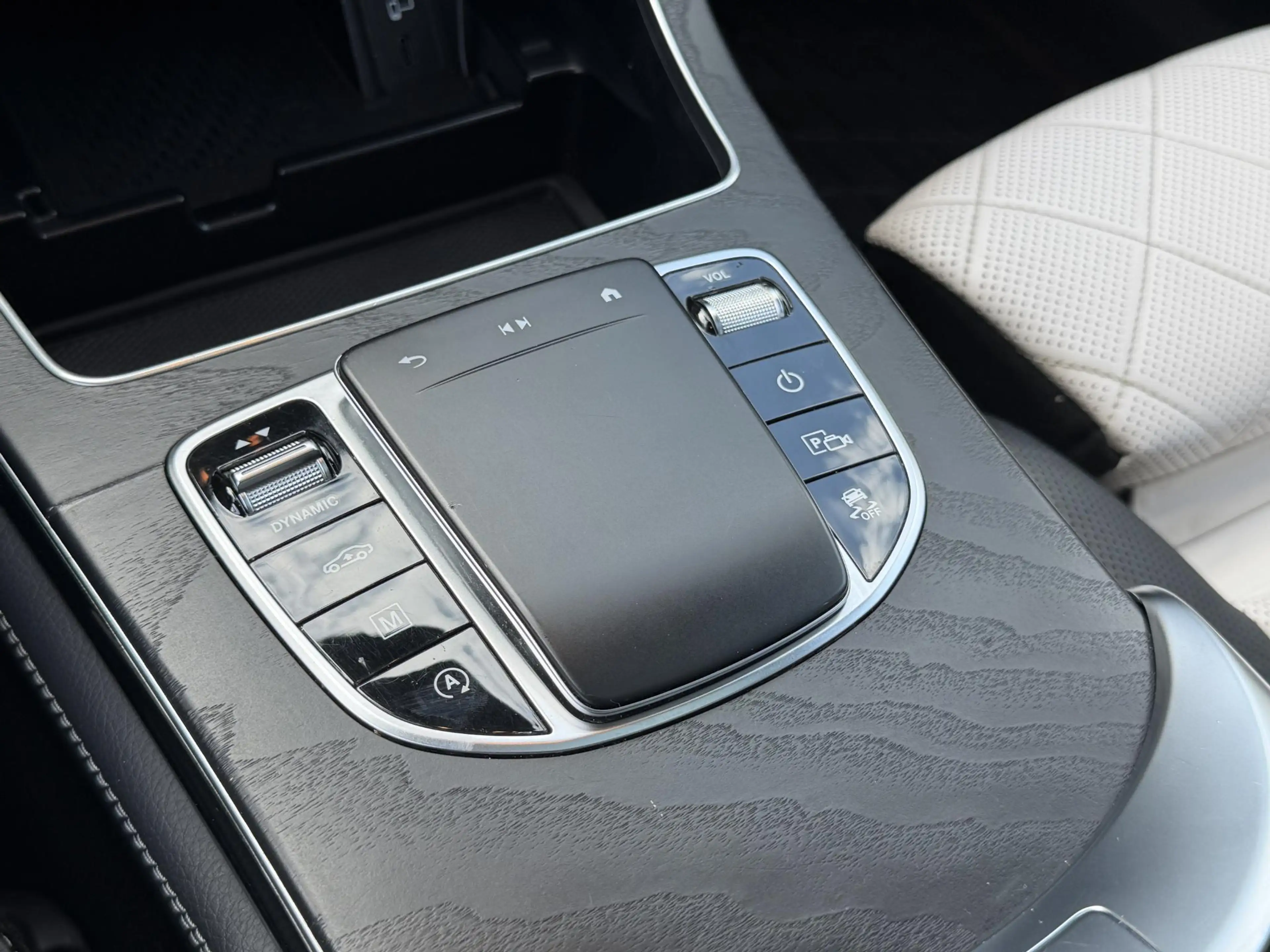 Mercedes-Benz GLC 300 4MATIC Premium Plus — photo 20