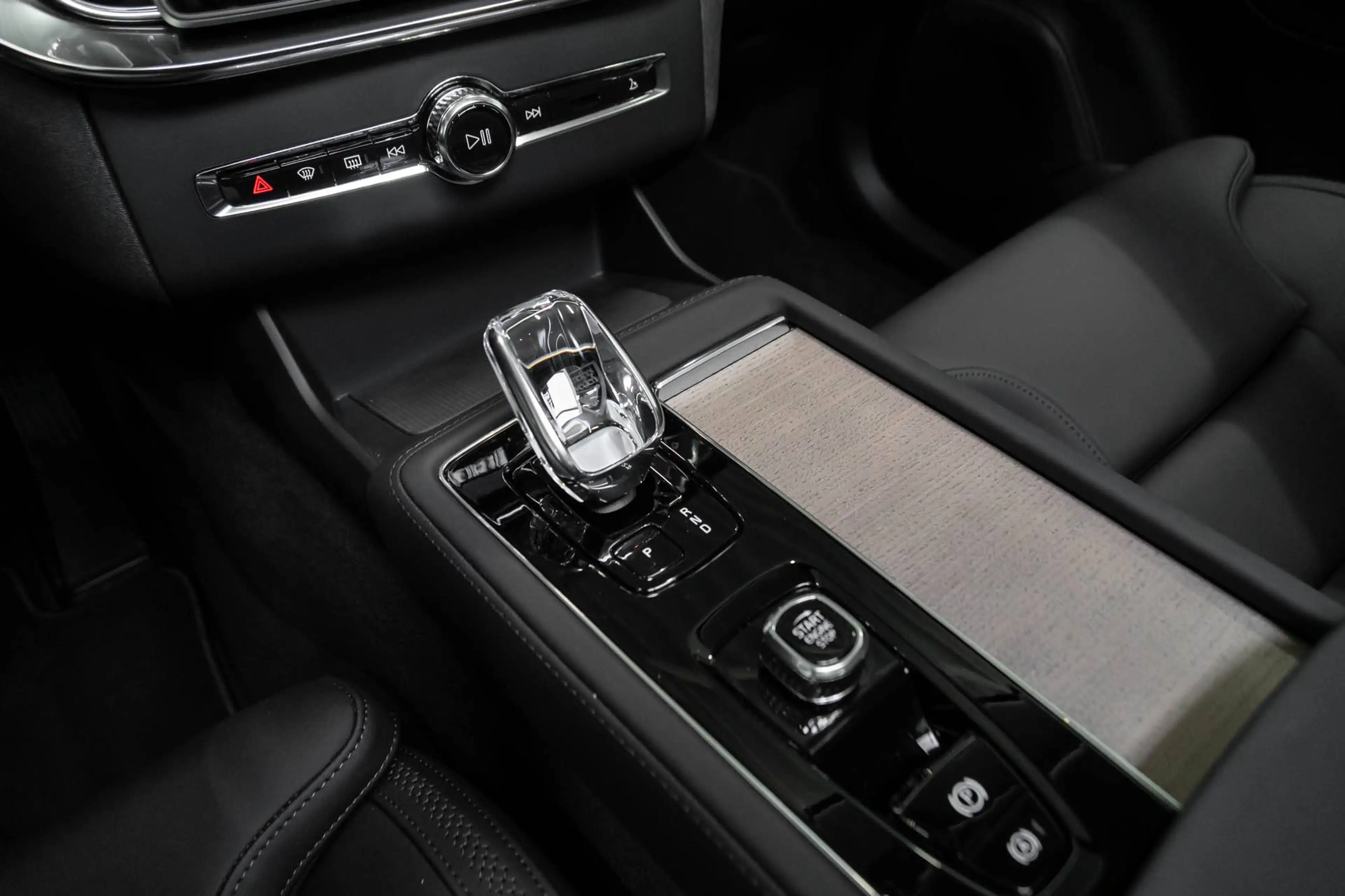 Volvo XC90 T8 eAWD Plus Dark Pano Harman/Kardon — photo 32