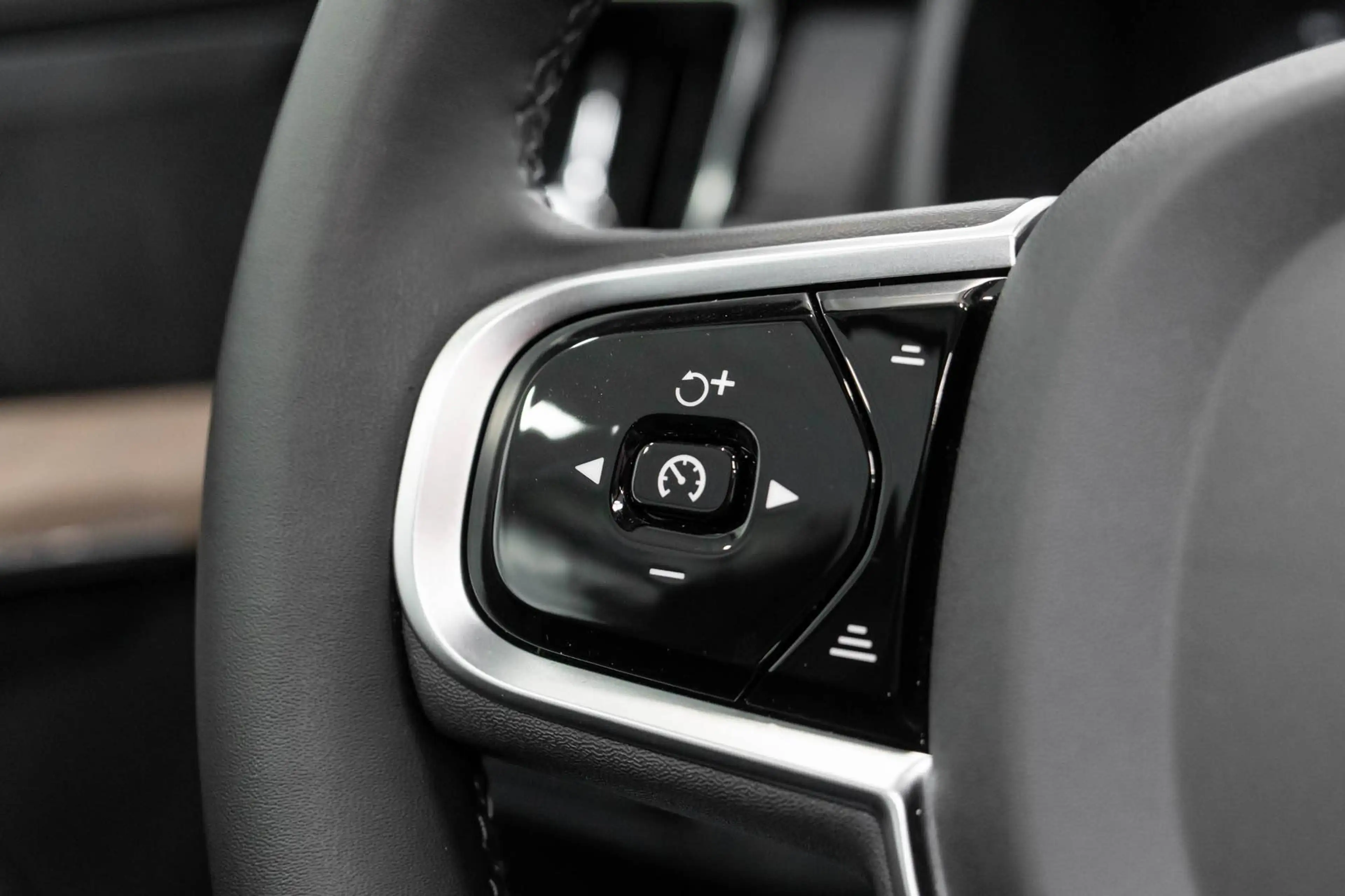 Volvo XC90 T8 eAWD Plus Dark Pano Harman/Kardon — photo 31