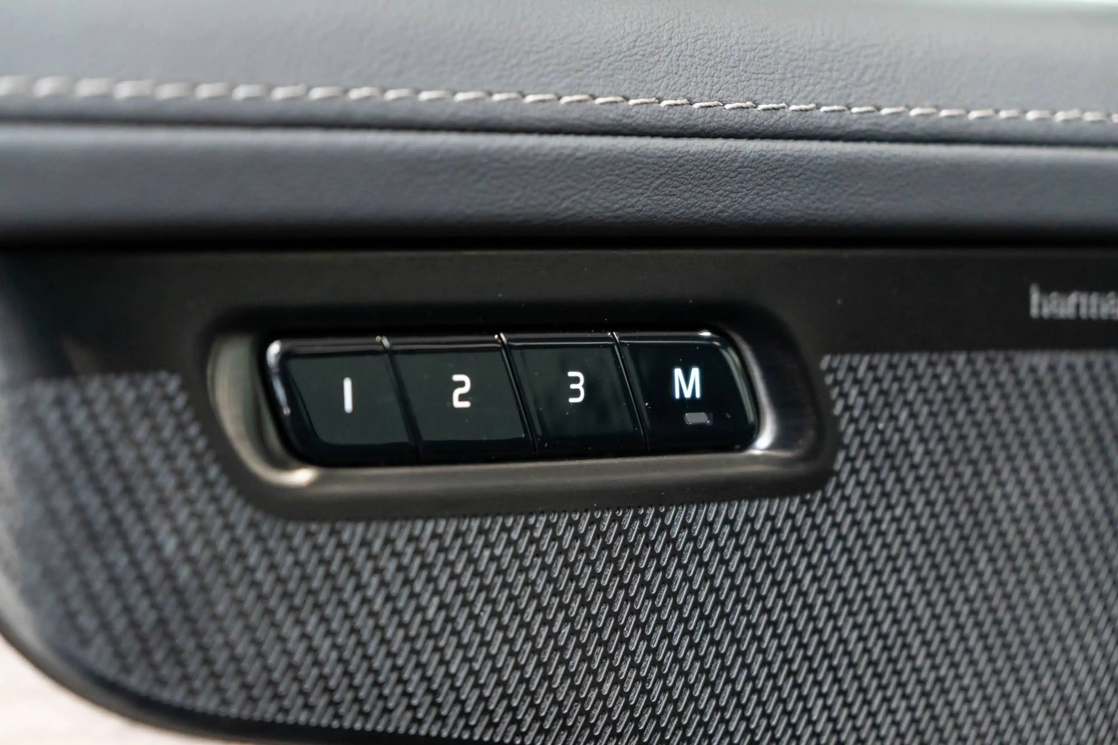 Volvo XC90 T8 eAWD Plus Dark Pano Harman/Kardon — photo 28
