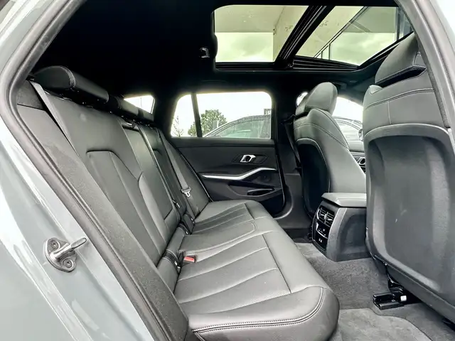 BMW 3 Series view 16