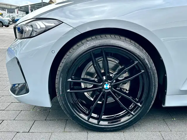 BMW 3 Series view 9