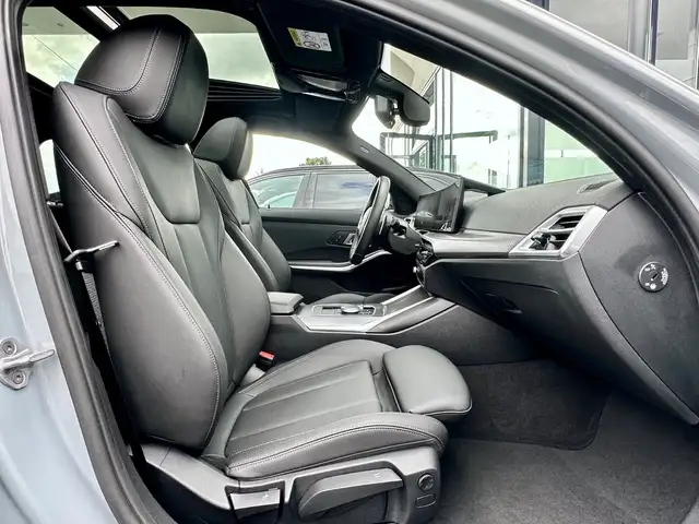 BMW 3 Series view 15