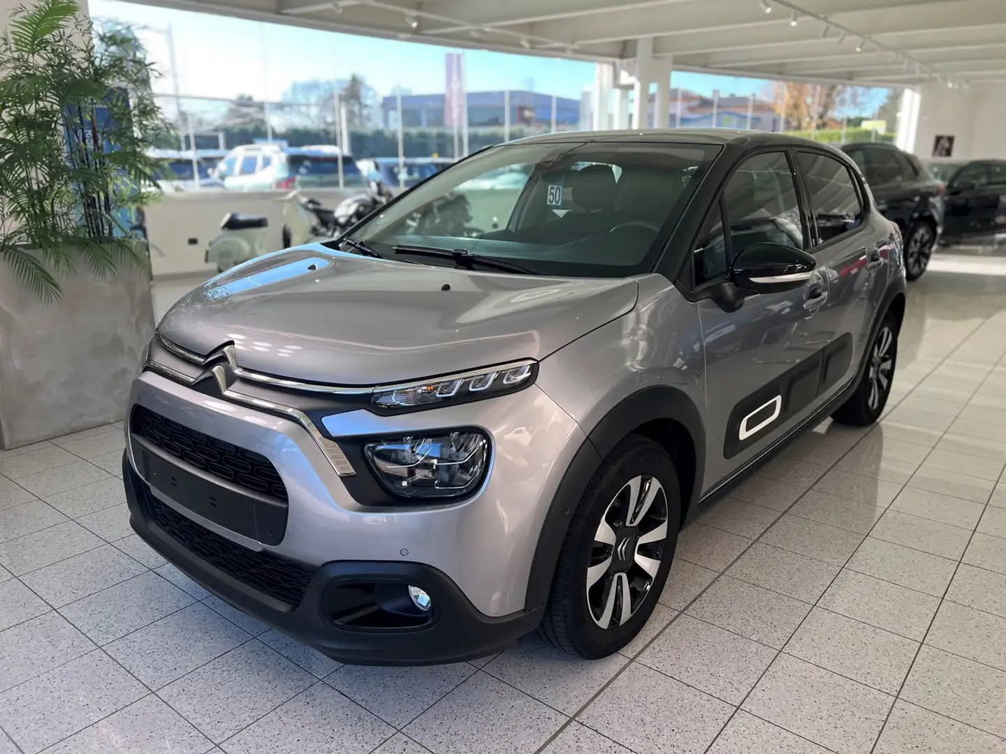 Citroen C3 PureTech 83 S&S Shine Grau - 1