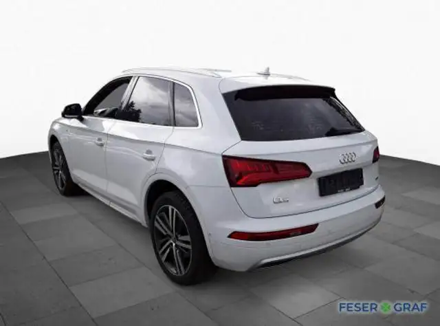 Audi Q5 view 4