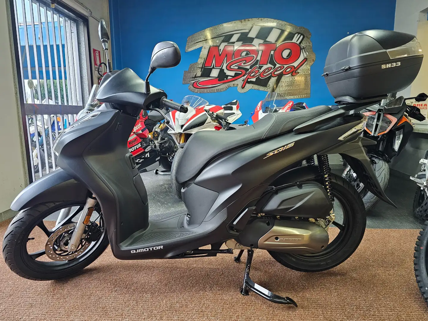 QJ Motor SQ16 SCOOTER 125 Zwart - 1