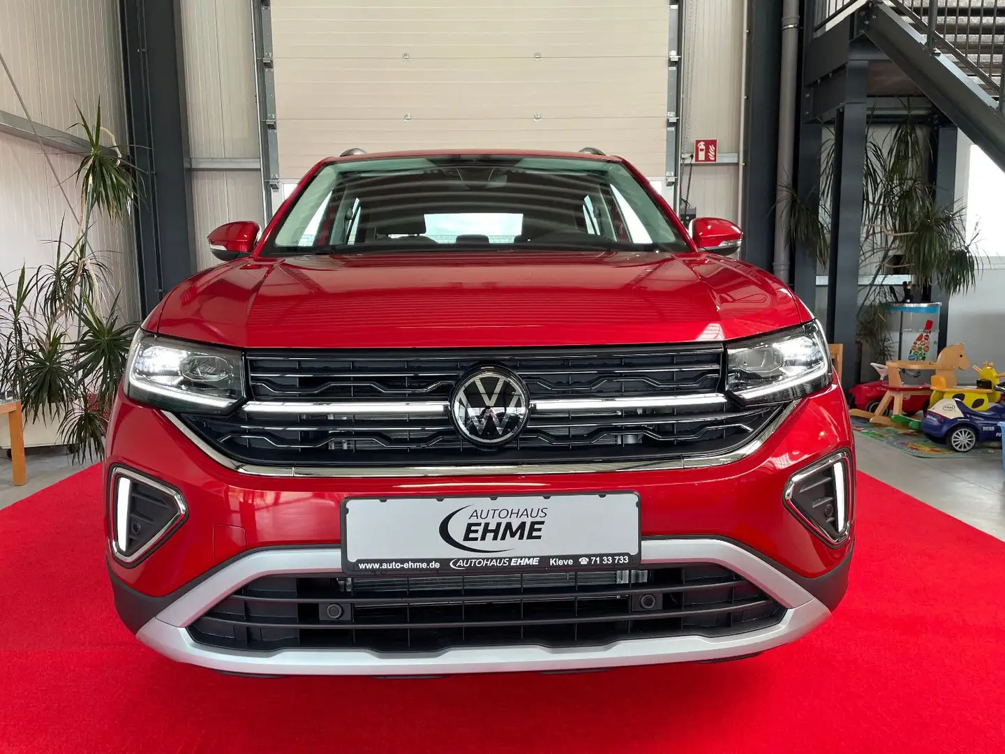 Volkswagen T-Cross Life 1.0 TSI *MATRIX*RüCAM*ALU*SHZ*KEYL* Rot - 2